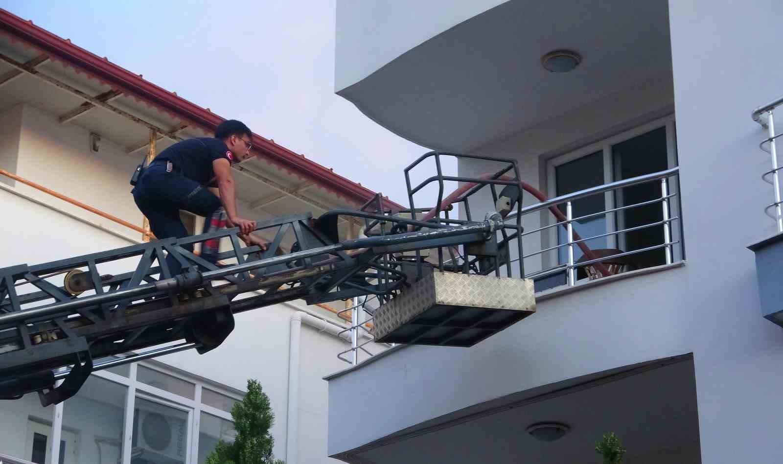 Bunalıma girip evini yakan genci ekipler kurtardı
