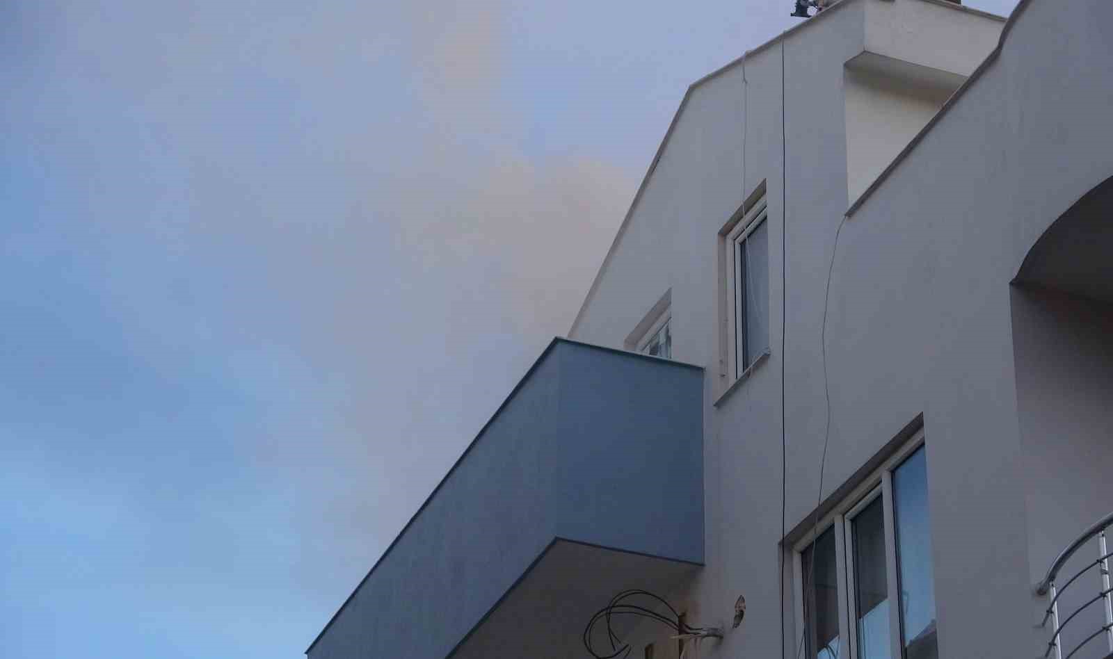 Bunalıma girip evini yakan genci ekipler kurtardı
