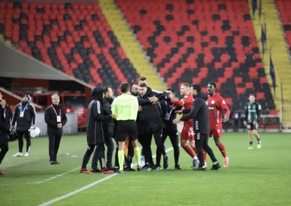 Burak Yılmaz: "Futbol kamuoyu ve tüm hakemlerimizden özür diliyorum"
