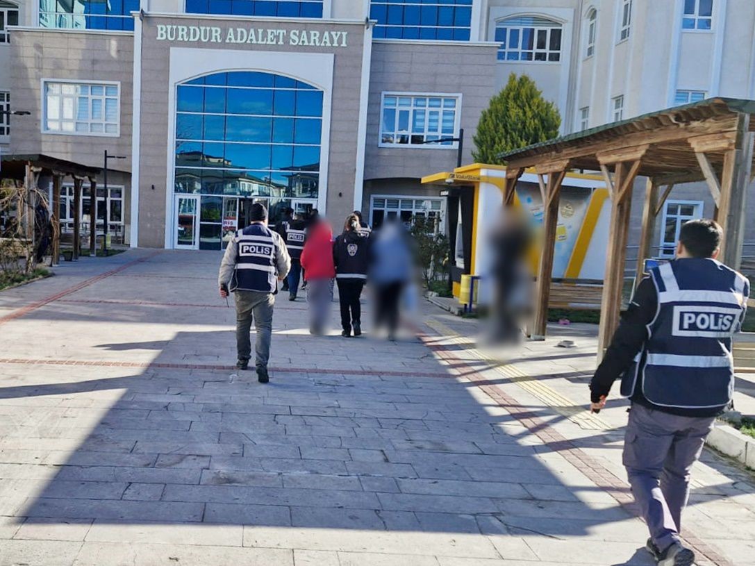 Burdur’da 1 milyon değerinde sahte altın sattılar, polisten kaçamadılar
Burdur’da 1 milyon değerinde sahte altın sattılar, polisten kaçamadılar