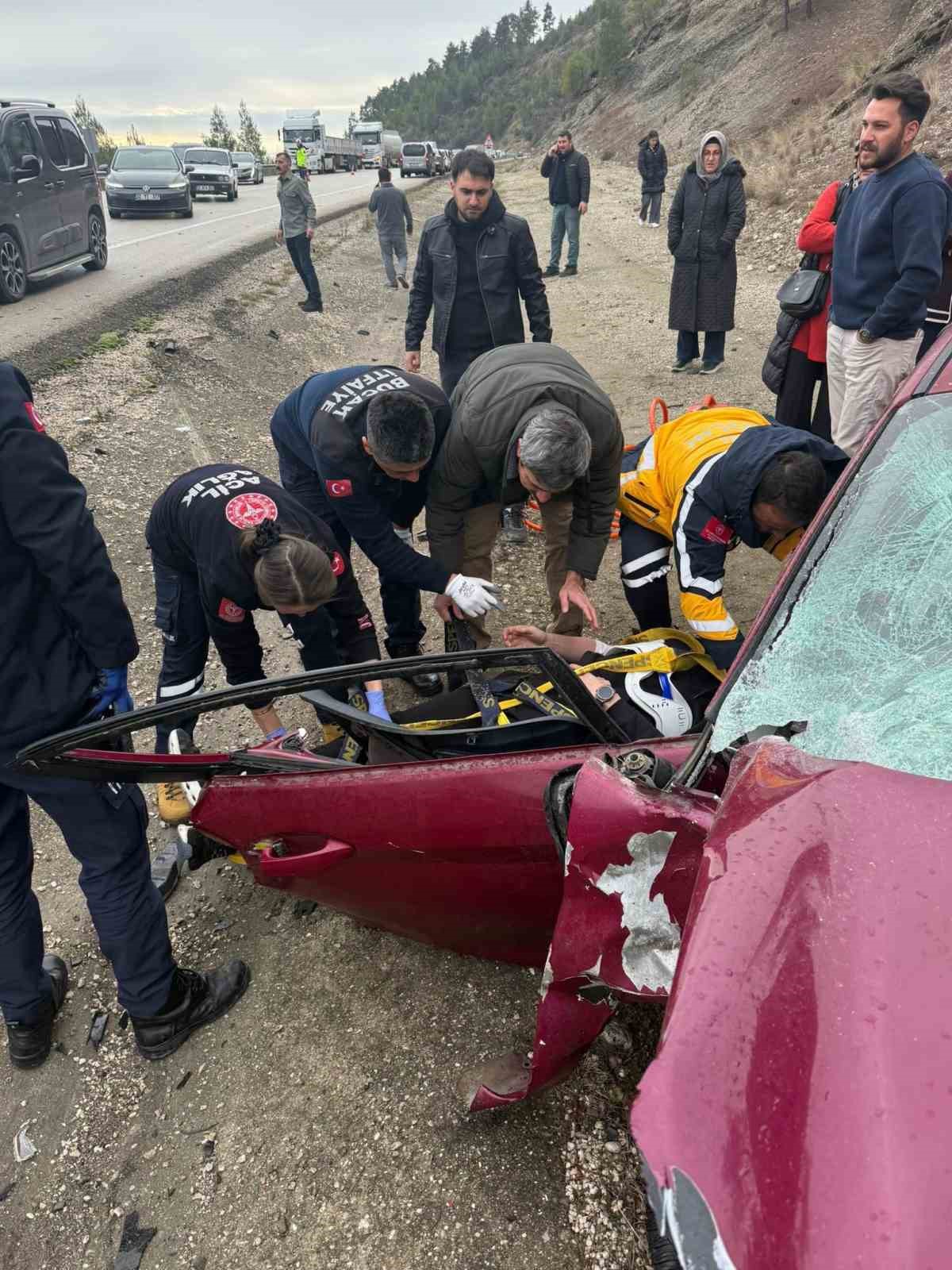 Burdur’da 3 otomobil çarpıştı: 4 yaralı
