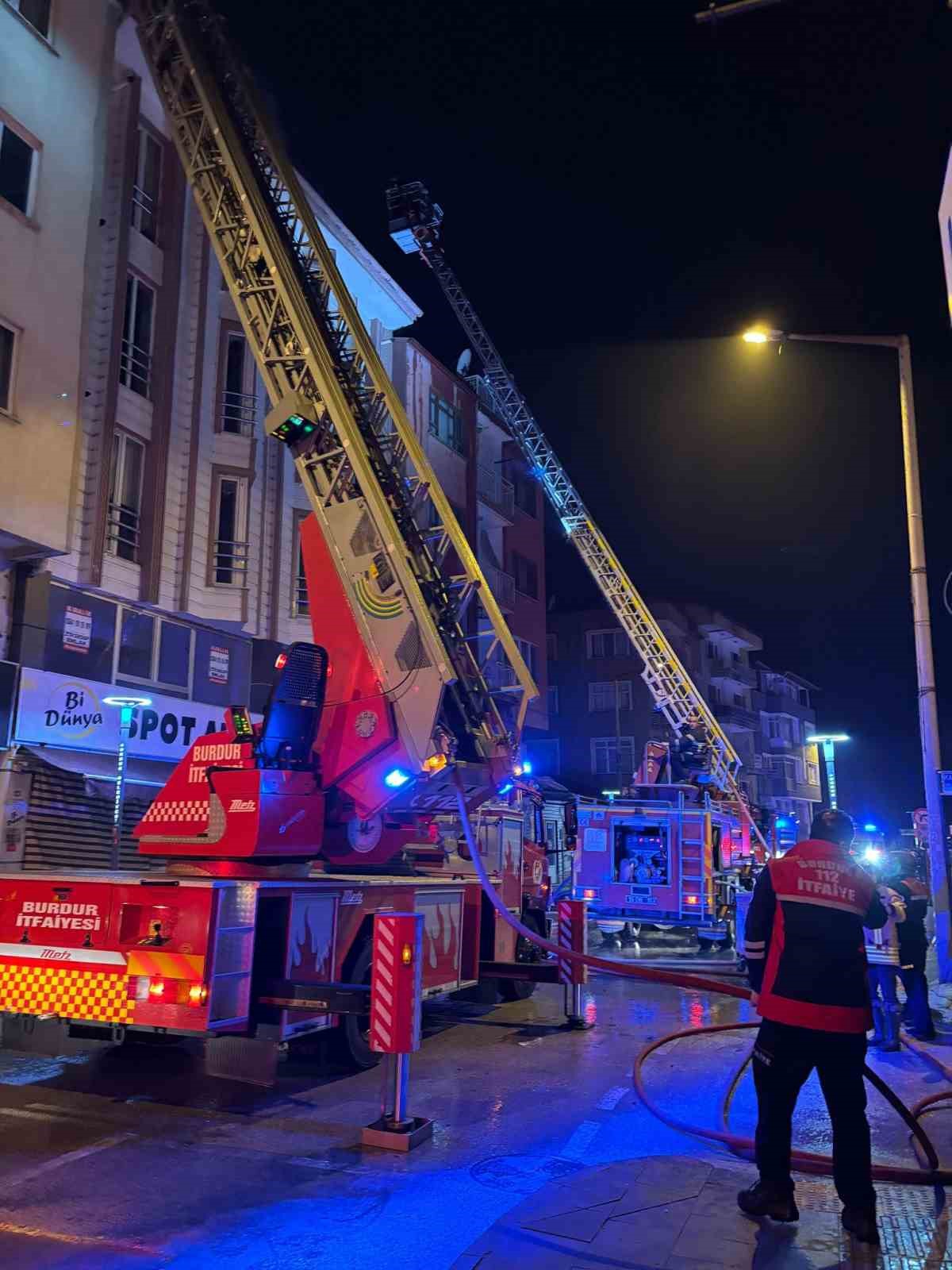 Burdur’da 4 katlı binada korkutan yangın
