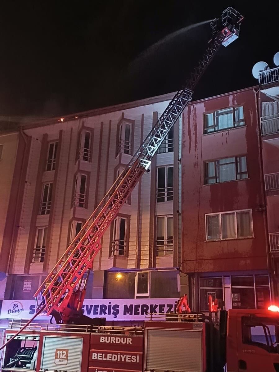 Burdur’da 4 katlı binada korkutan yangın
