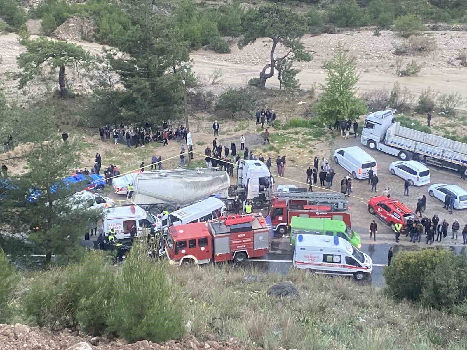 Burdur’da 7 kişinin öldüğü trafik kazasında beton mikserinin sürücüsü tutuklandı
Burdur’da 7 kişinin öldüğü trafik kazasında beton mikserinin sürücüsü tutuklandı