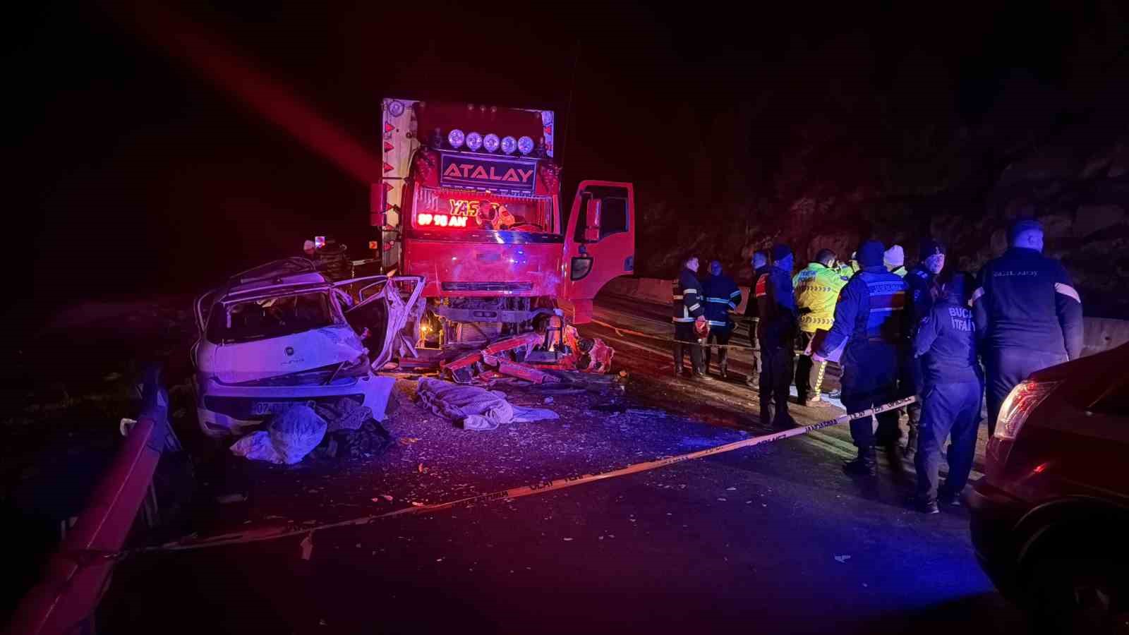 Burdur’da anneyi çocuklarından ayıran feci kaza: 1 ölü, 4 yaralı
