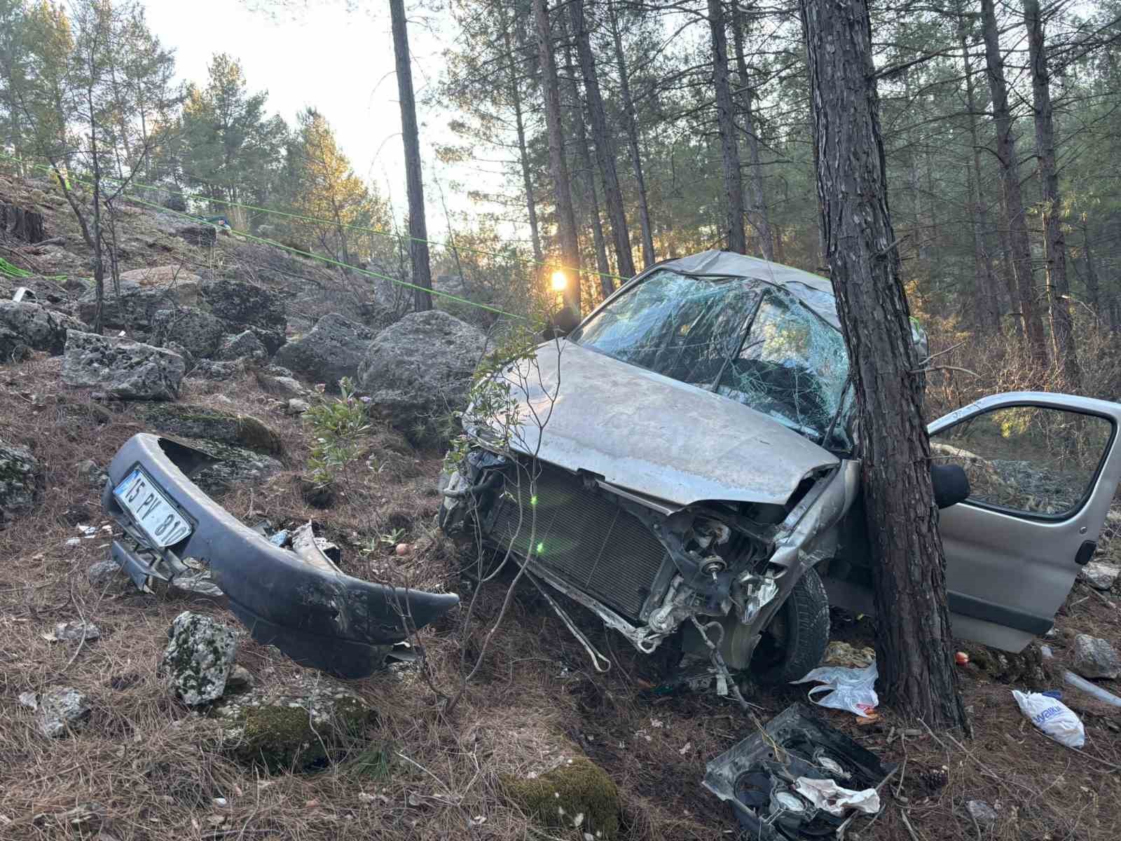 Burdur’da araç şarampole devrildi: 3 yaralı
