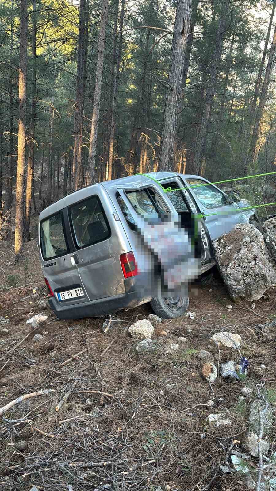 Burdur’da araç şarampole devrildi: 3 yaralı

