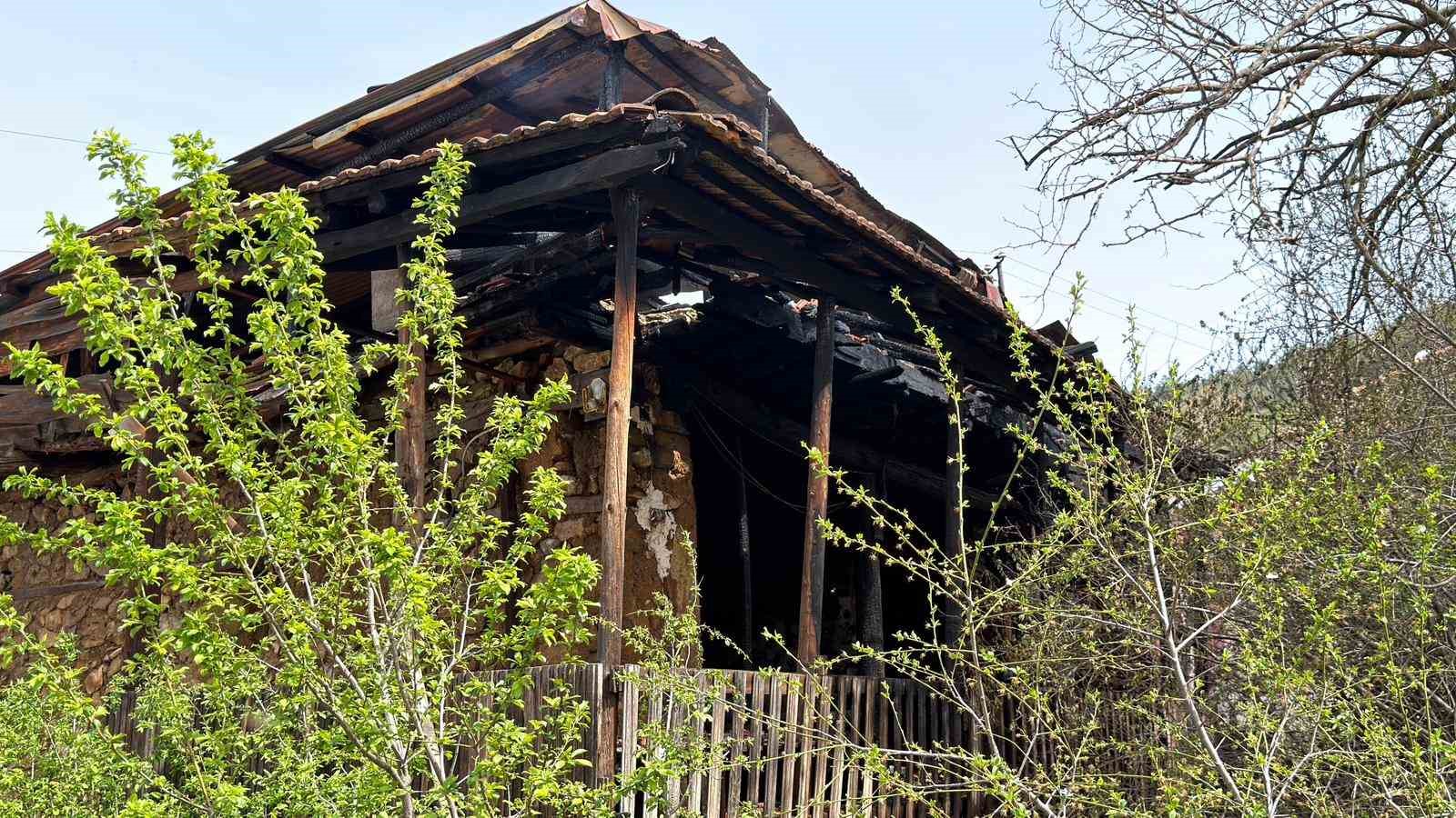 Burdur’da boş ahşap evde yangın
