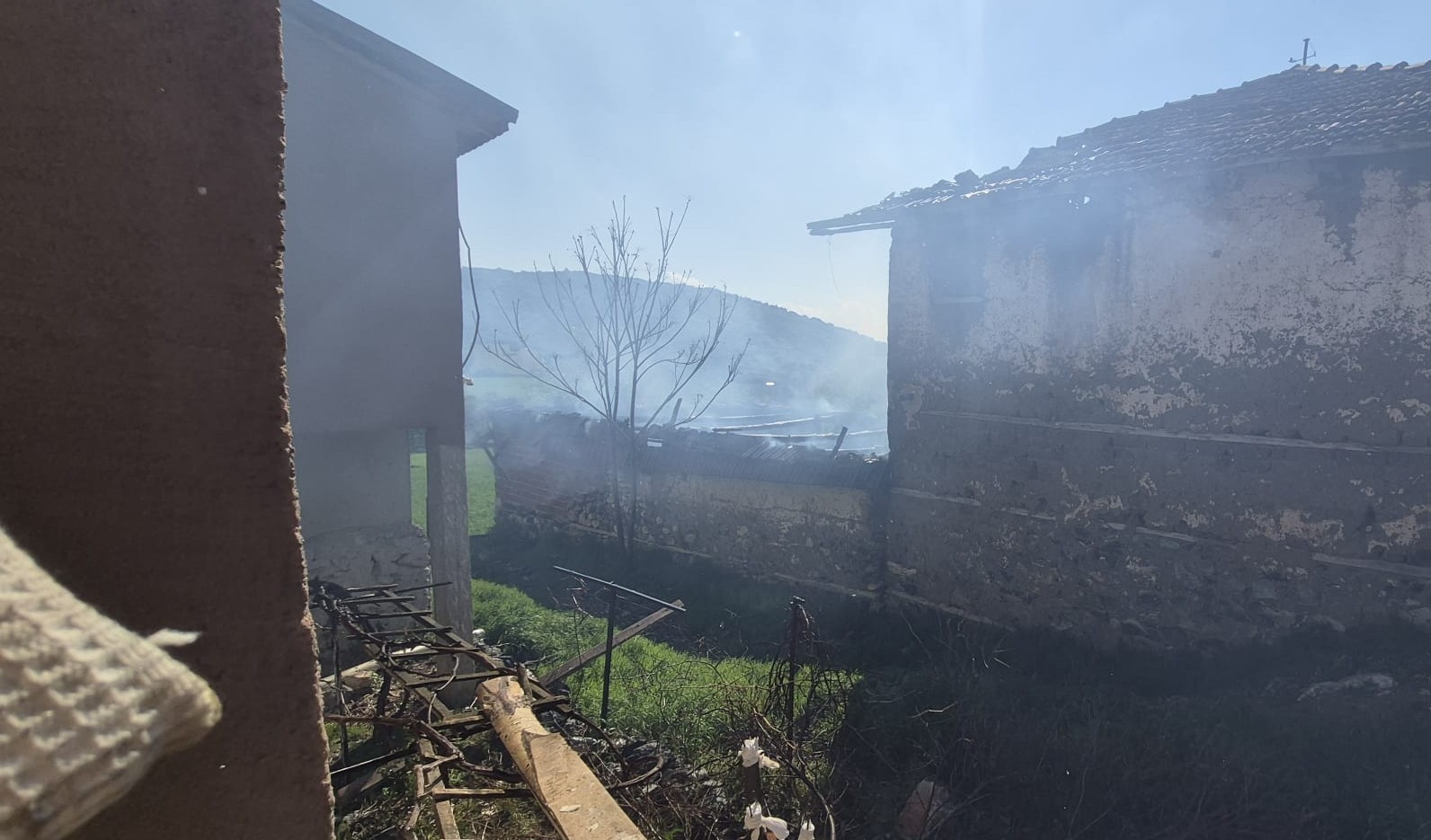 Burdur’da çıkan yangında ev ve ahır zarar gördü
