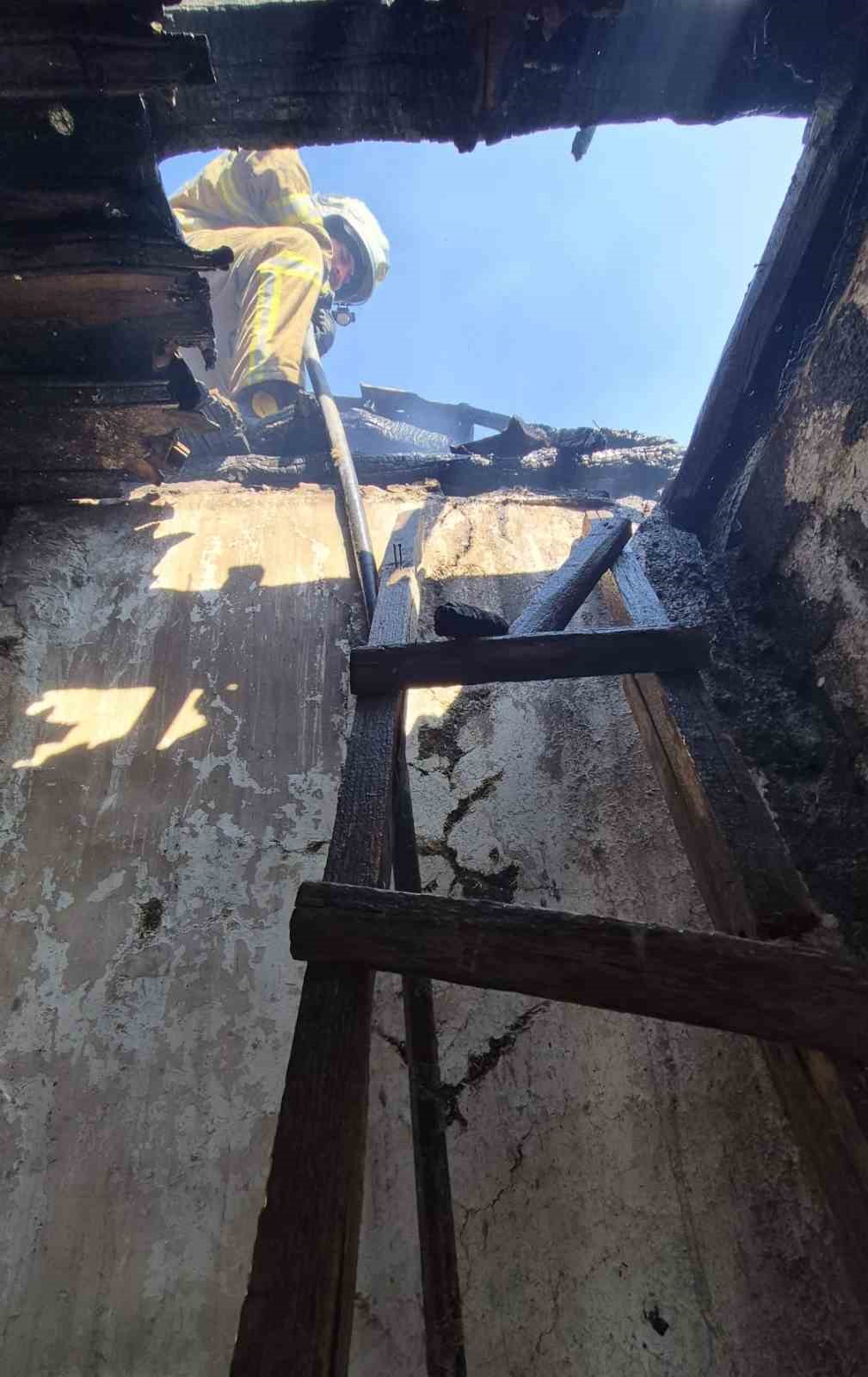 Burdur’da çıkan yangında ev ve ahır zarar gördü
