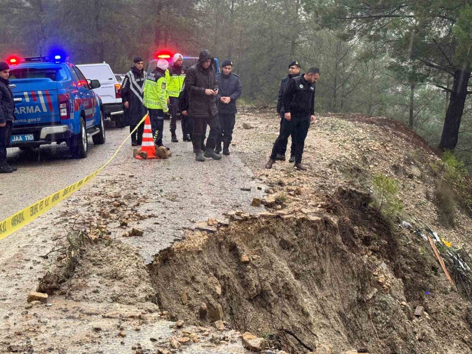 Burdur’da etkili olan yağıştan dolayı yol çöktü
