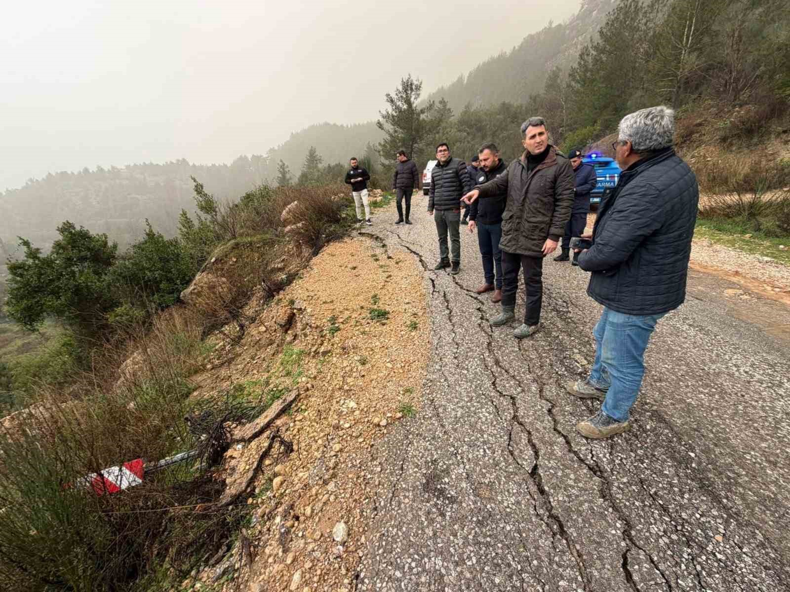 Burdur’da etkili olan yağıştan dolayı yol çöktü
