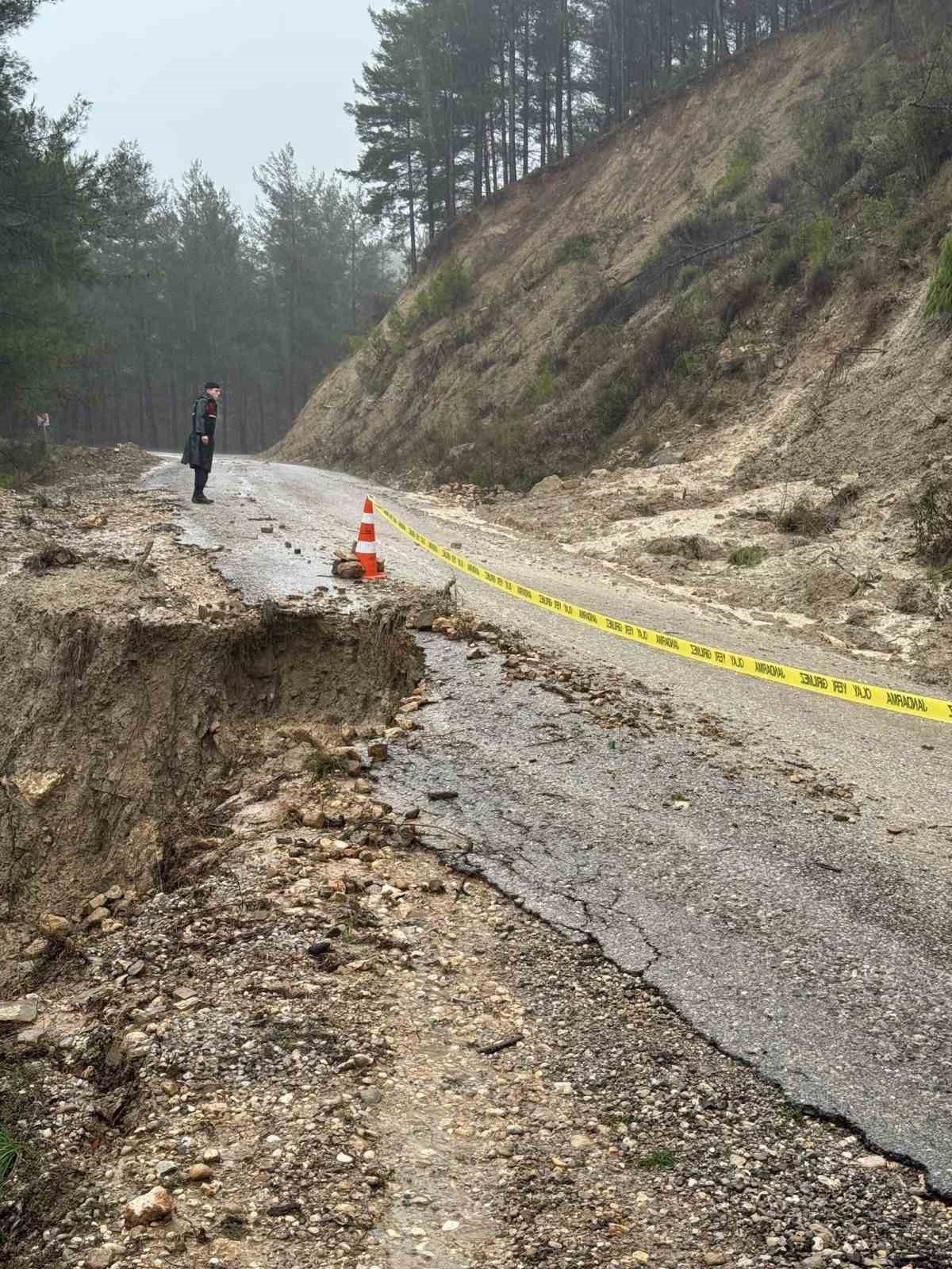 Burdur’da etkili olan yağıştan dolayı yol çöktü
