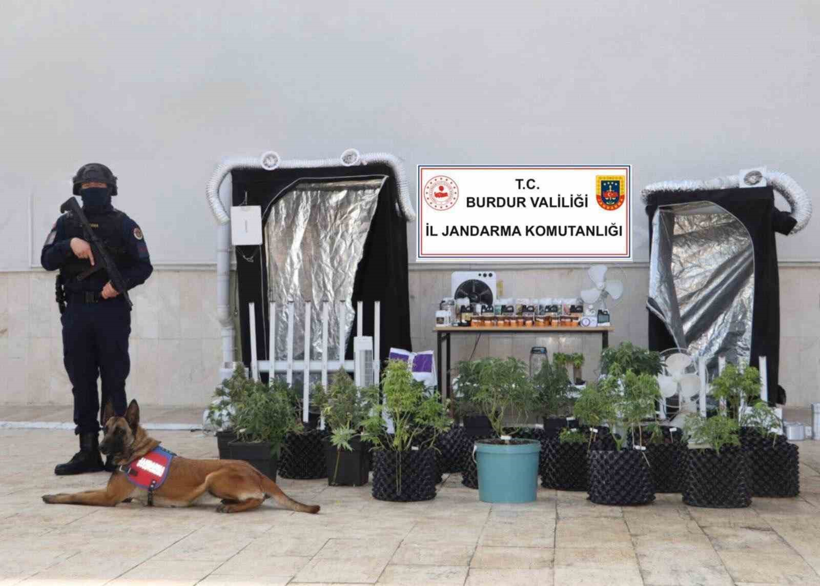 Burdur’da evi uyuşturucu imalathanesine çeviren şüpheli tutuklandı
Burdur’da evi uyuşturucu imalathanesine çeviren şüpheli tutuklandı