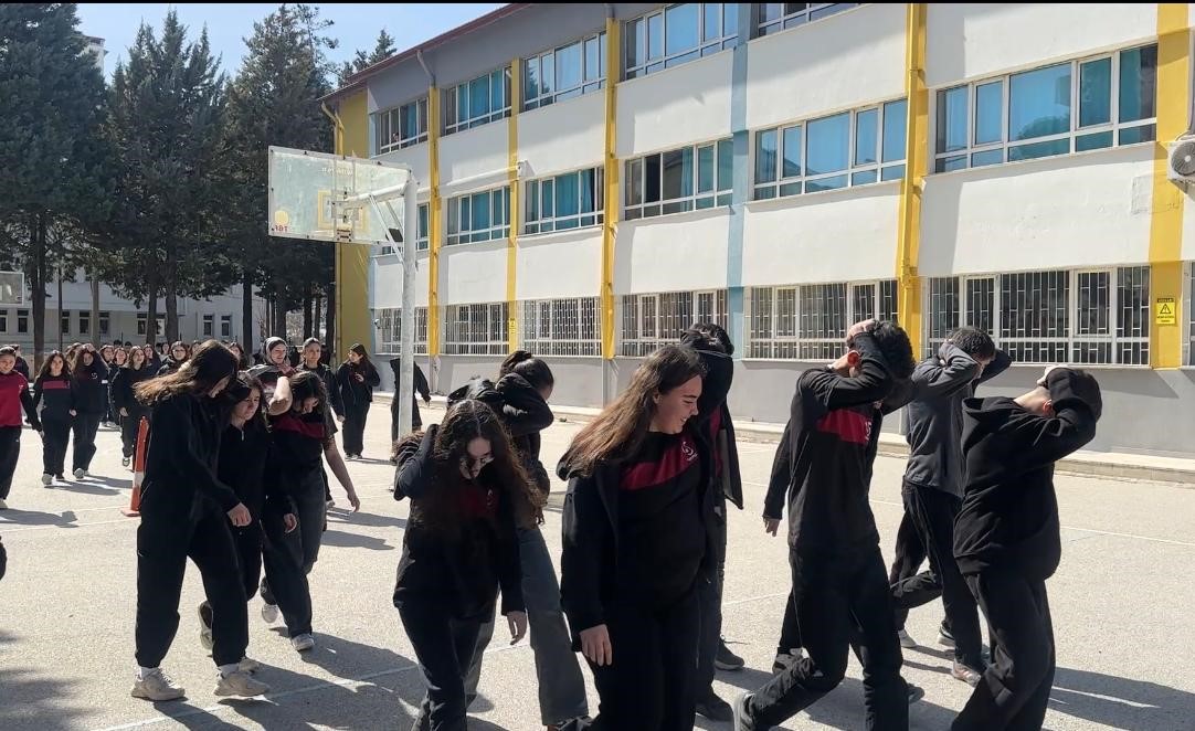 Burdur’da gerçeğini aratmayan deprem tatbikatı
