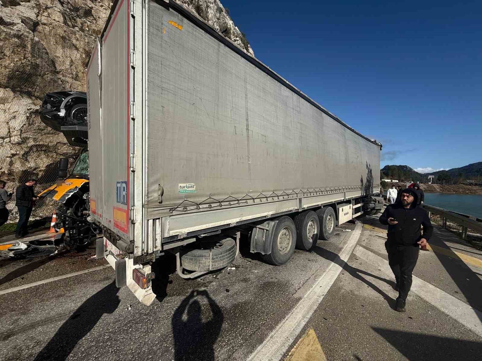 Burdur’da iki tır kafa kafaya çarpıştı: 1’i ağır 2 yaralı
