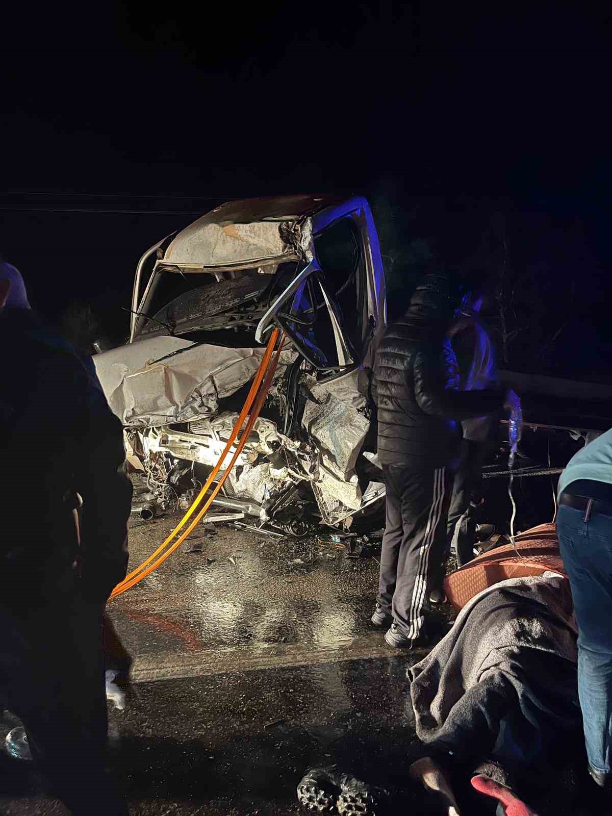 Burdur’da kamyonet ile tır çarpıştı: 2’si ağır 3 yaralı
