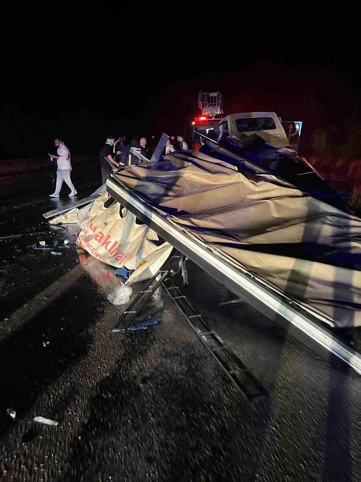 Burdur’da kamyonet ile tır çarpıştı: 2’si ağır 3 yaralı
