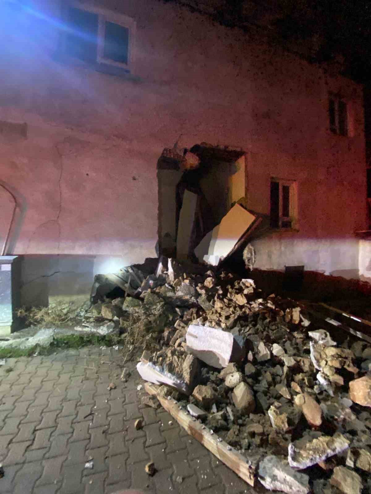 Burdur’da kerpiç evin duvarı çöktü
