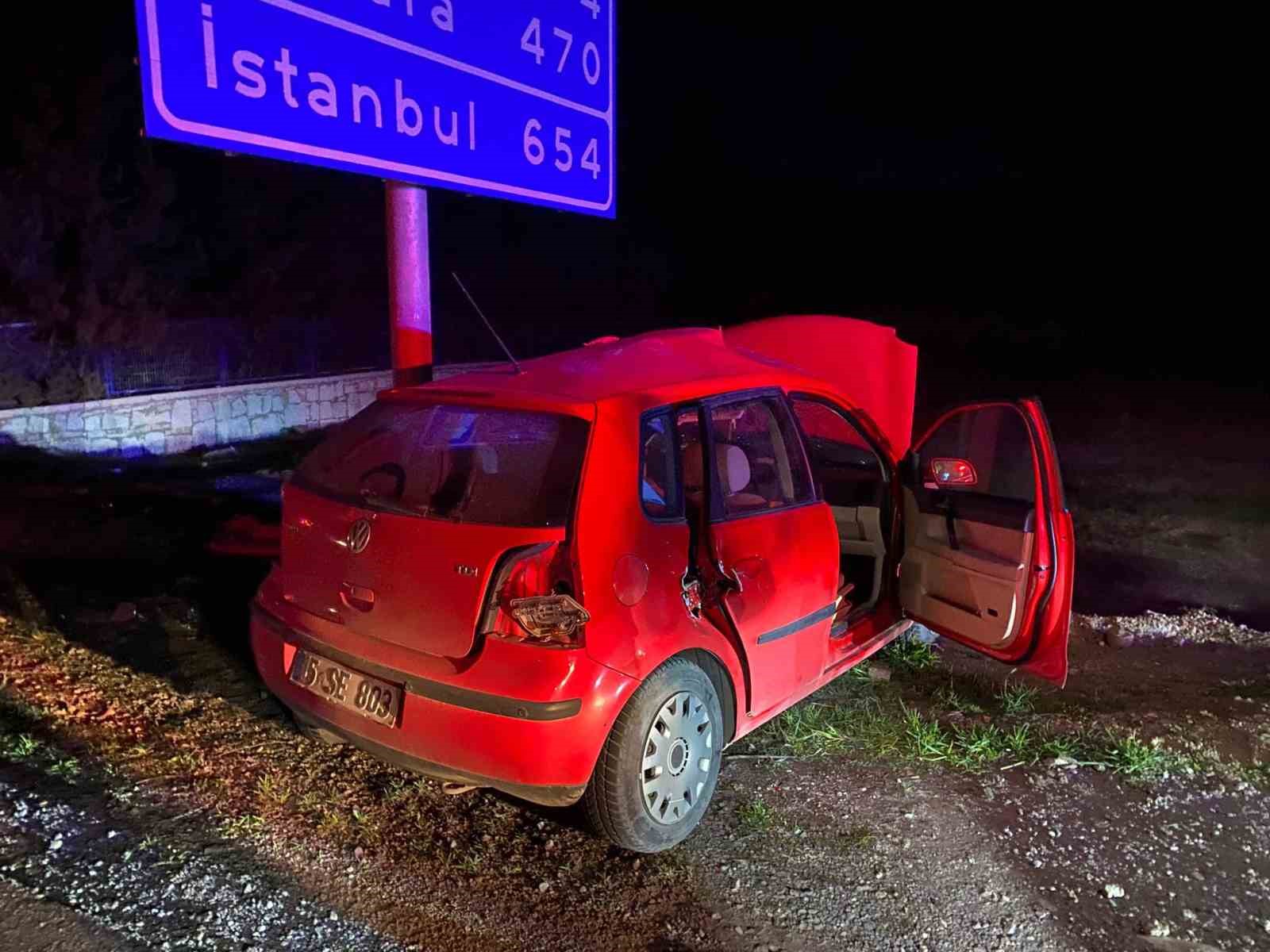 Burdur’da kontrolden çıkan otomobil levhaya çarptı: 1 yaralı
