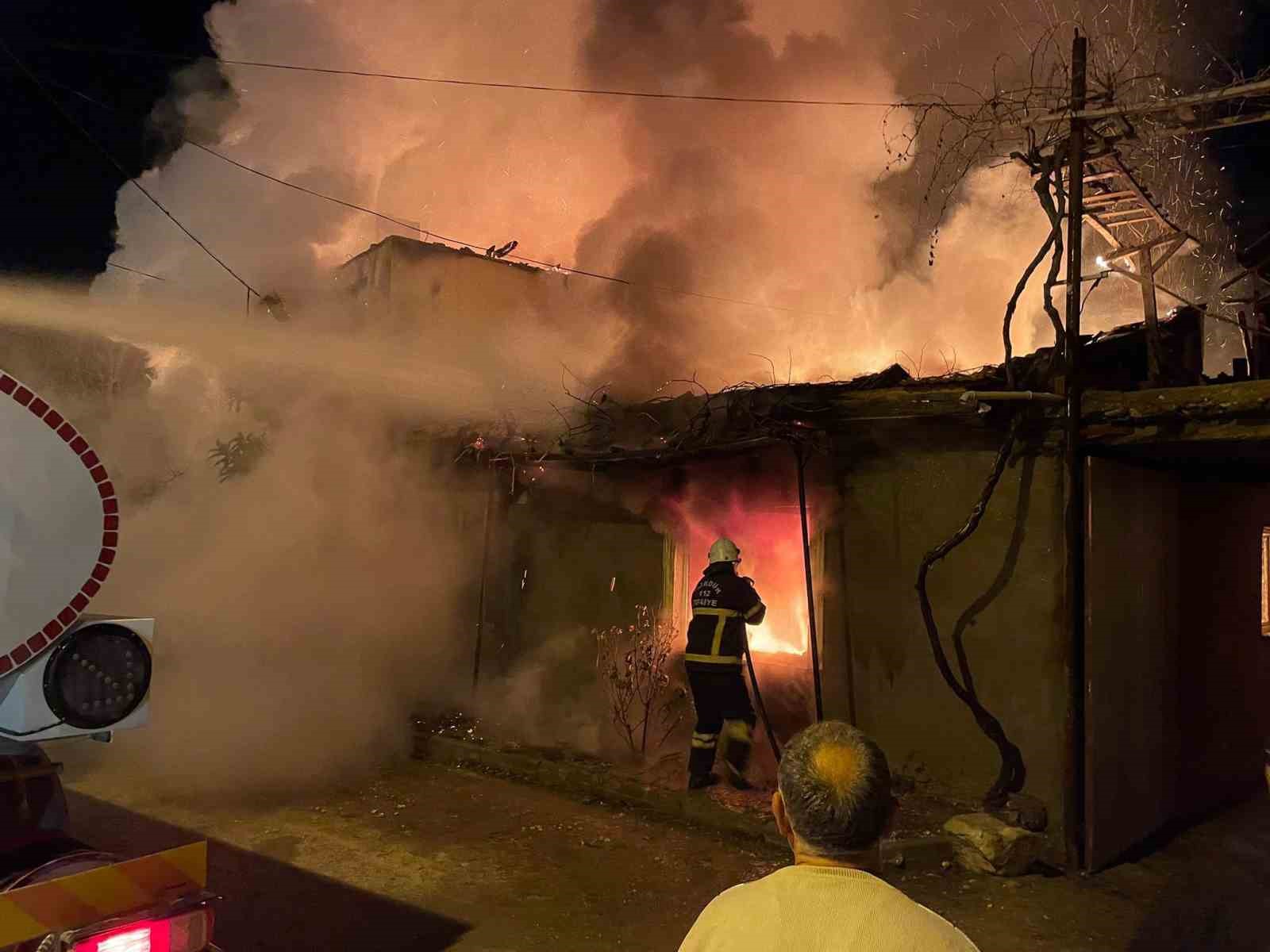 Burdur’da köyde çıkan yangında 2 ev, 1 ahır kullanılmaz hale geldi

