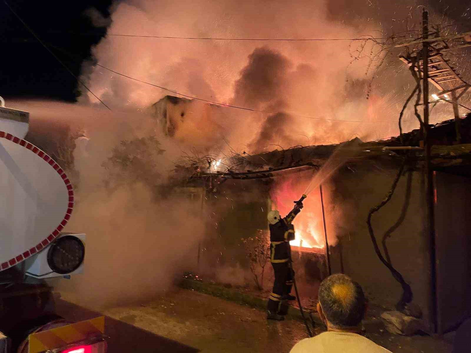 Burdur’da köyde çıkan yangında 2 ev, 1 ahır kullanılmaz hale geldi
