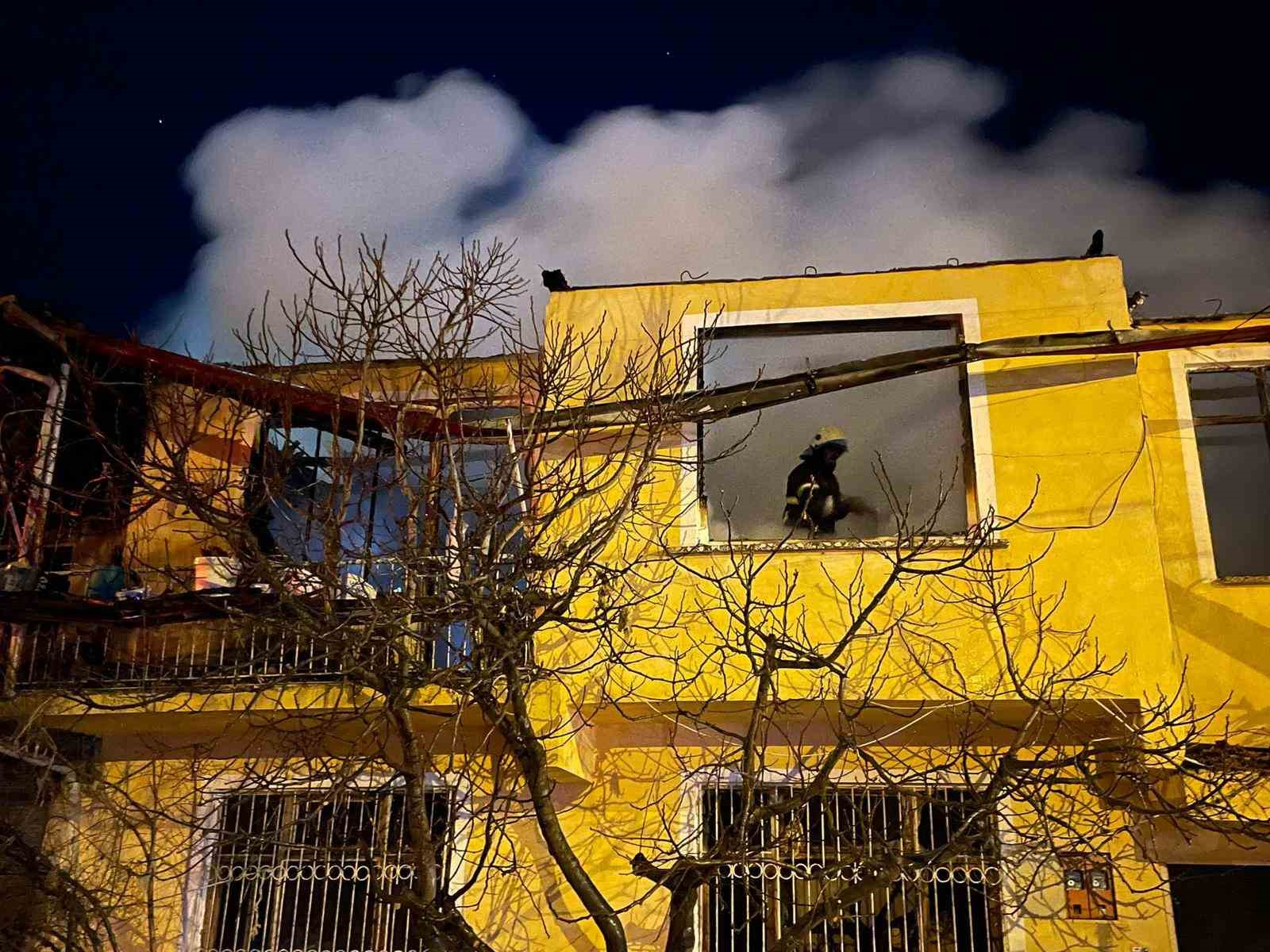 Burdur’da köyde çıkan yangında 2 ev, 1 ahır kullanılmaz hale geldi
