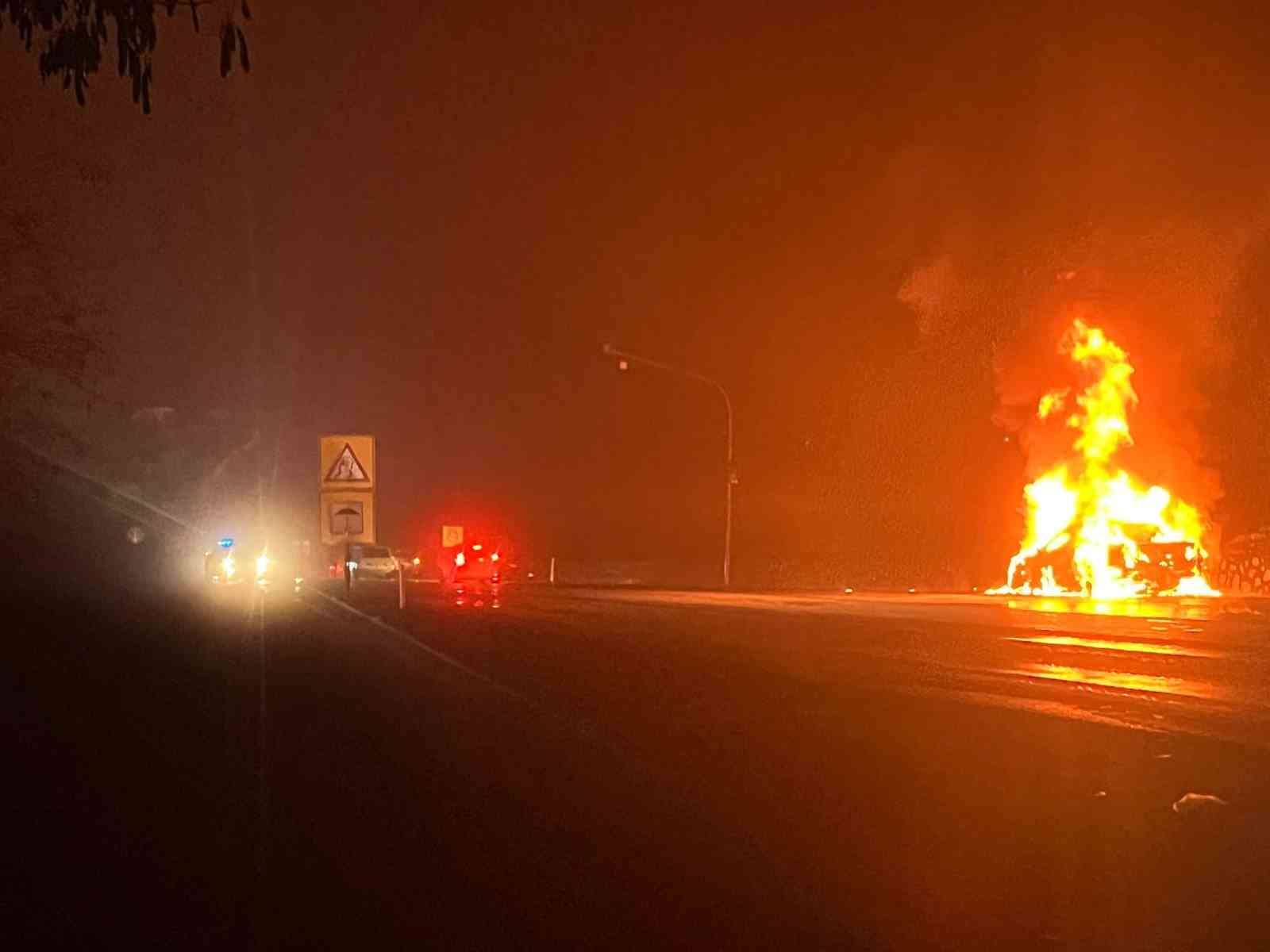 Burdur’da lüks otomobil alev alev yandı
