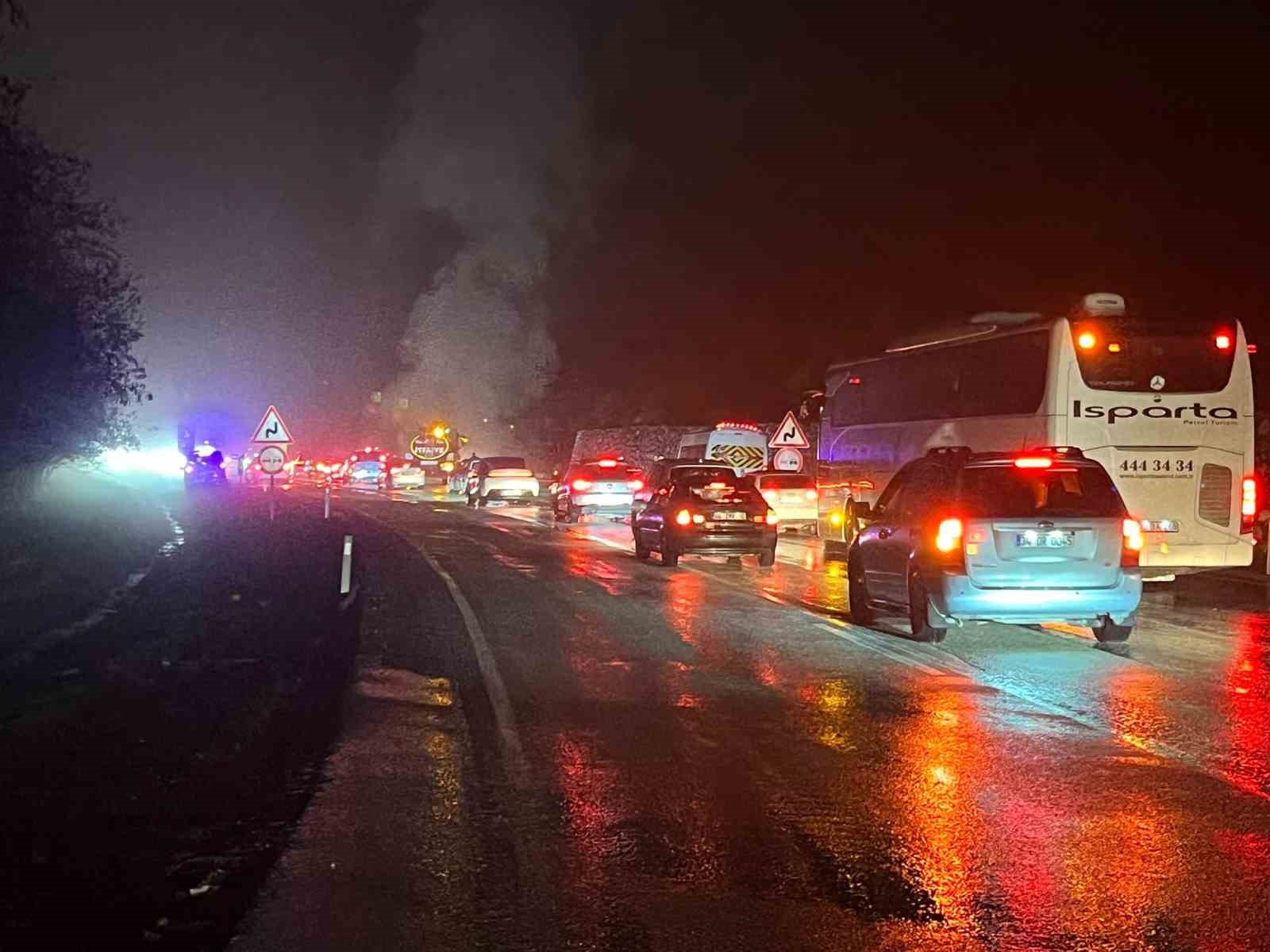 Burdur’da lüks otomobil alev alev yandı
