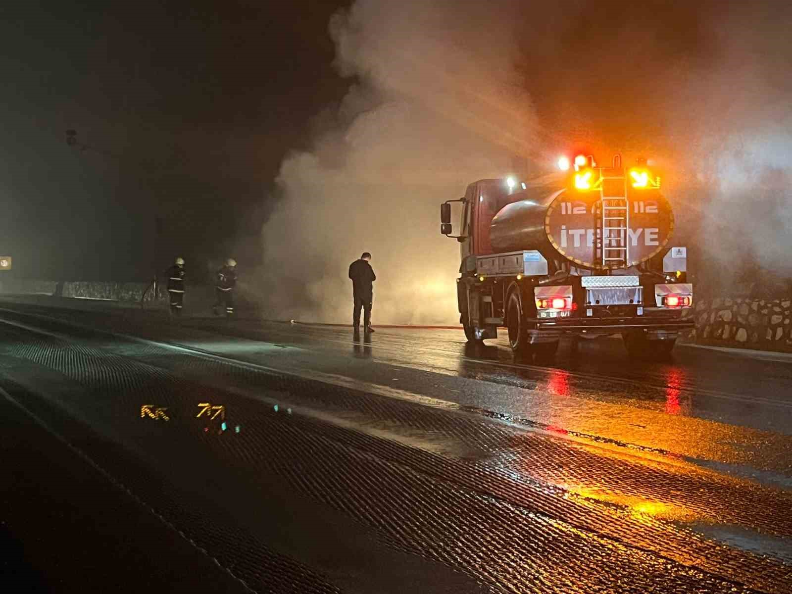 Burdur’da lüks otomobil alev alev yandı
