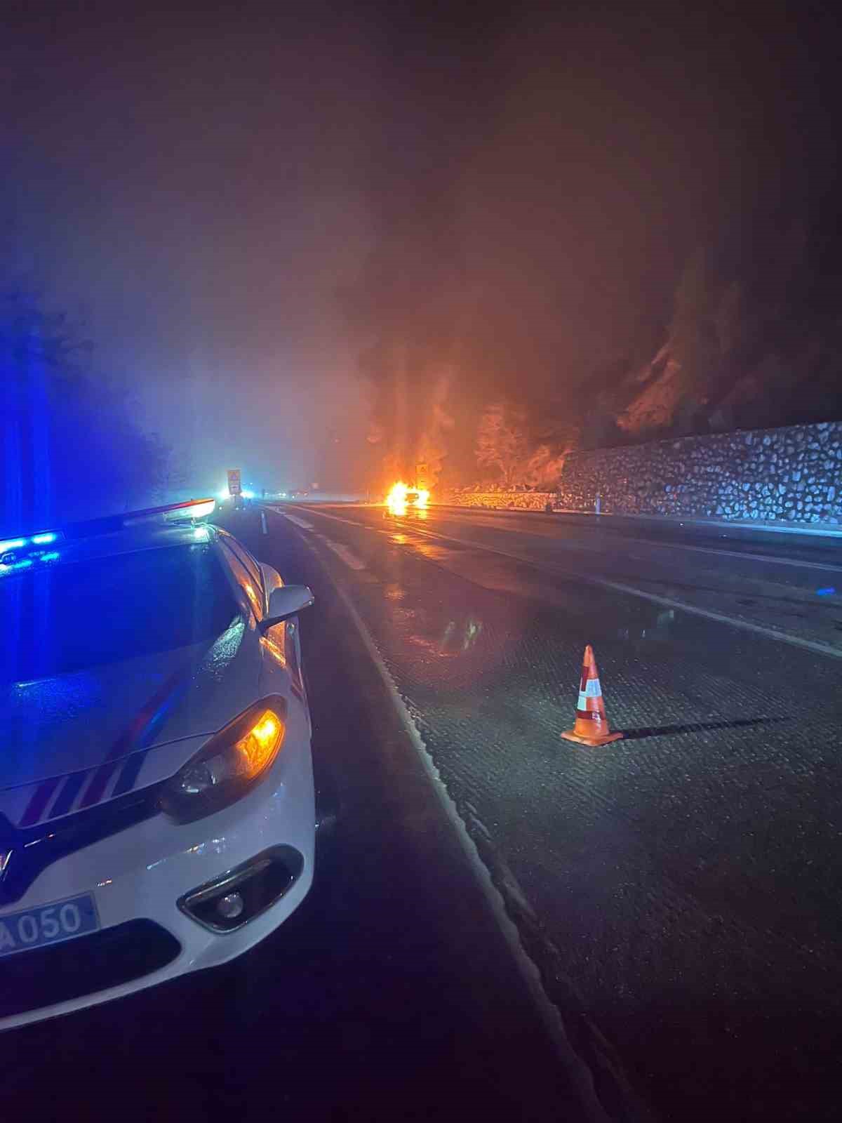 Burdur’da lüks otomobil alev alev yandı
