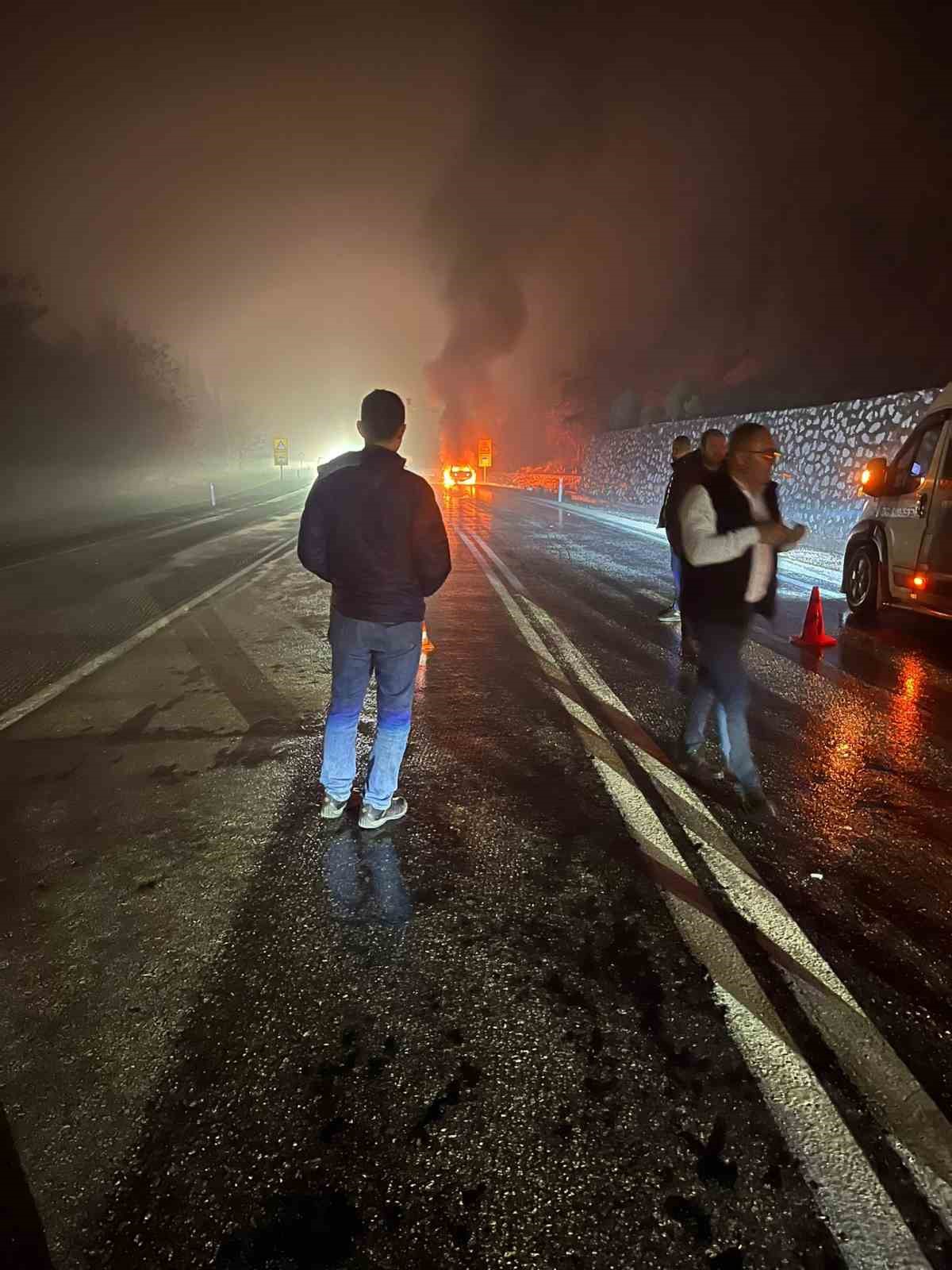 Burdur’da lüks otomobil alev alev yandı
