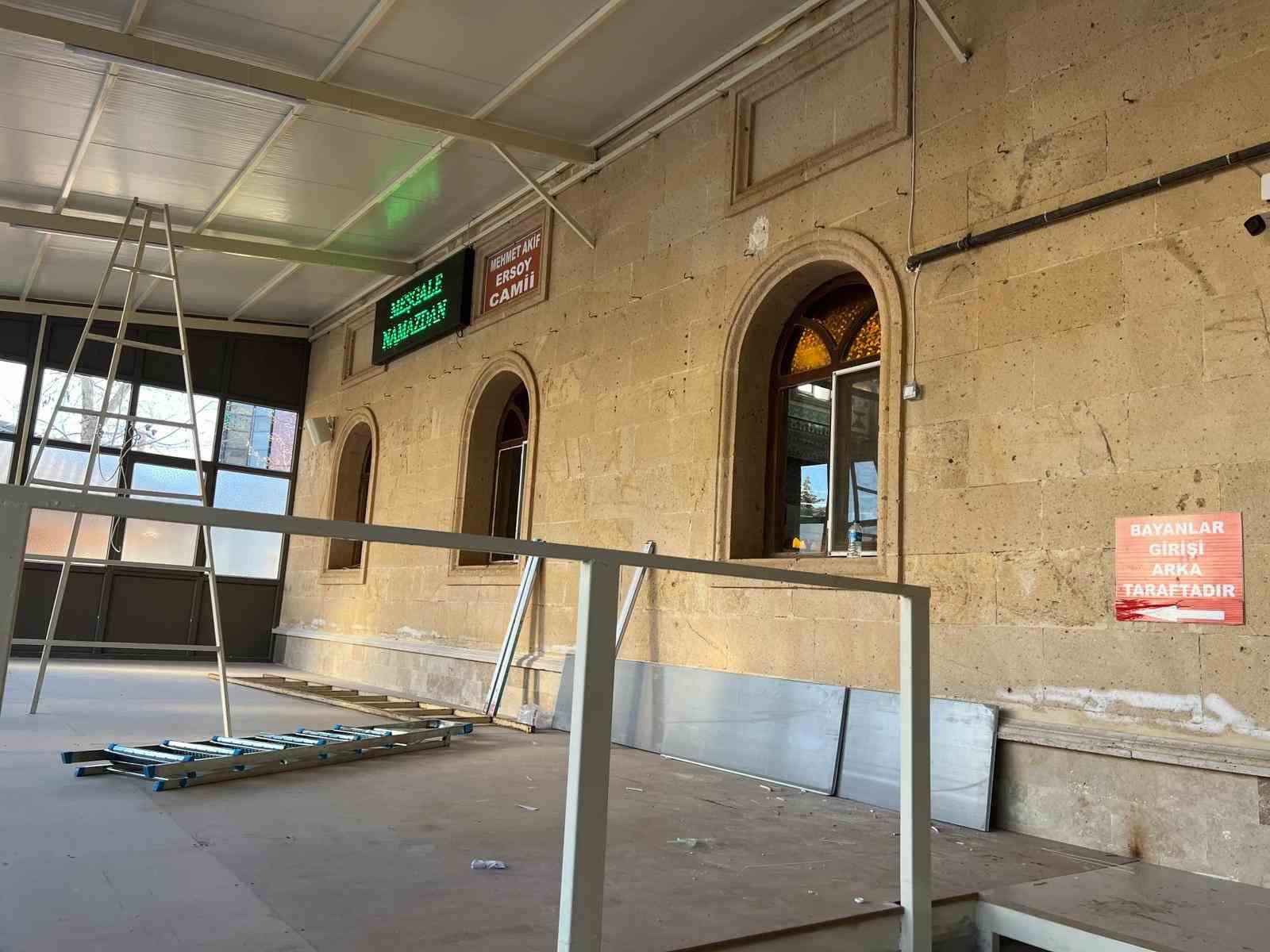 Burdur’da merdivenden düşen usta ve çırağı yaralandı
