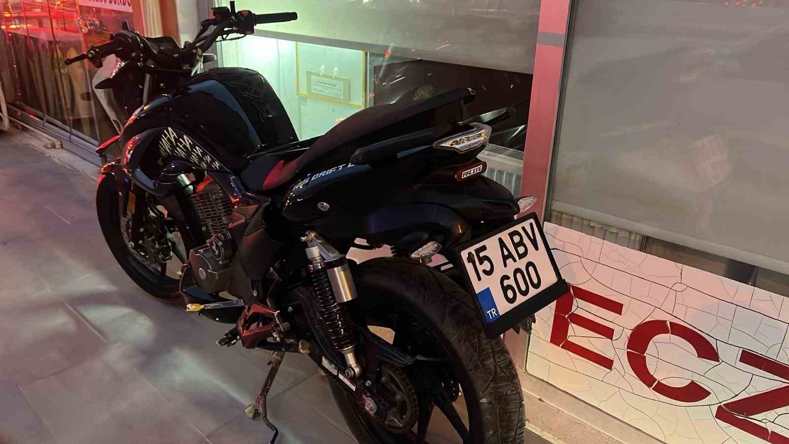 Burdur’da motosiklet park halindeki otomobile çarptı: 2 yaralı
