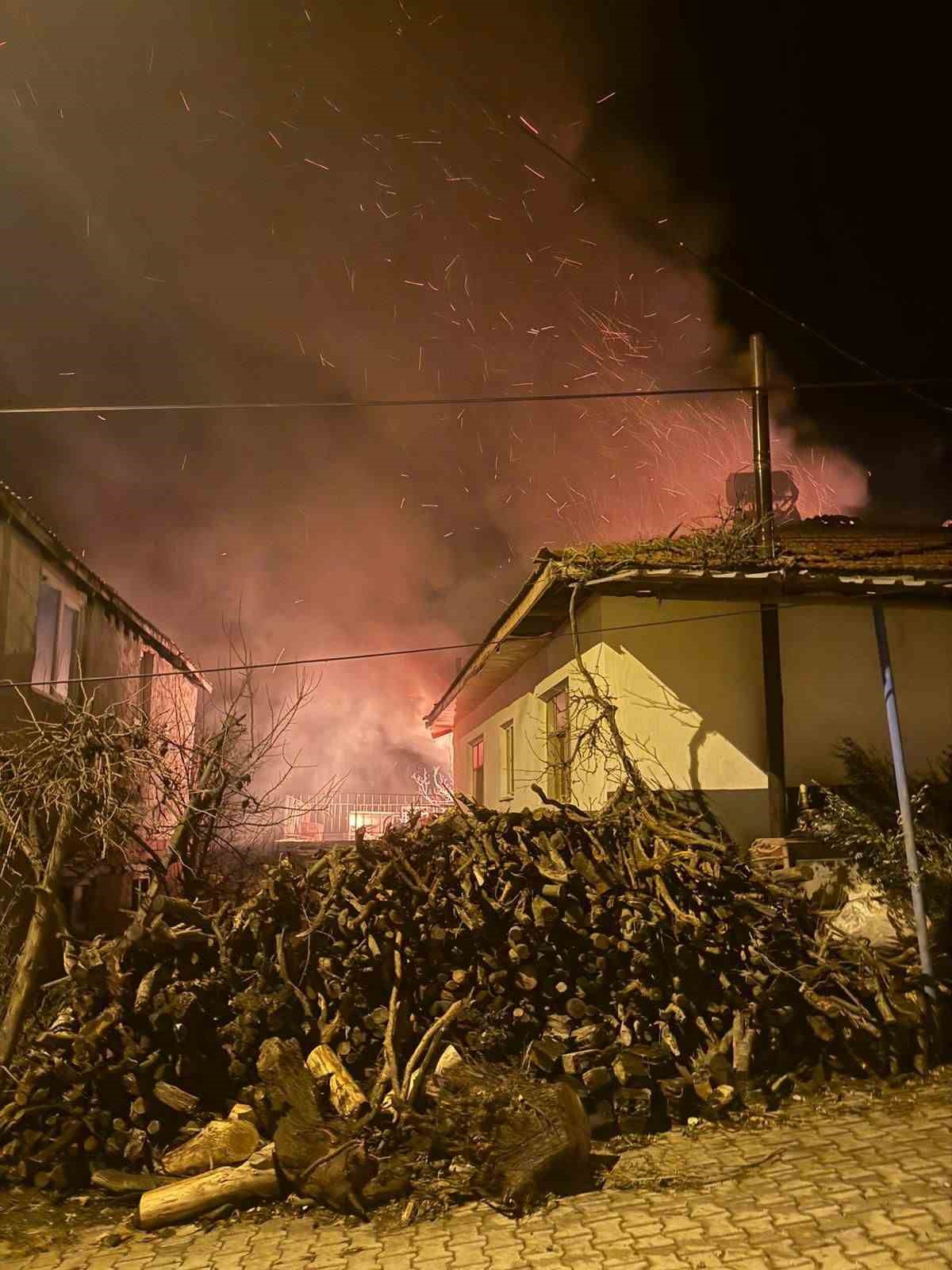 Burdur’da müstakil ev yanarak kullanılmaz hale geldi
