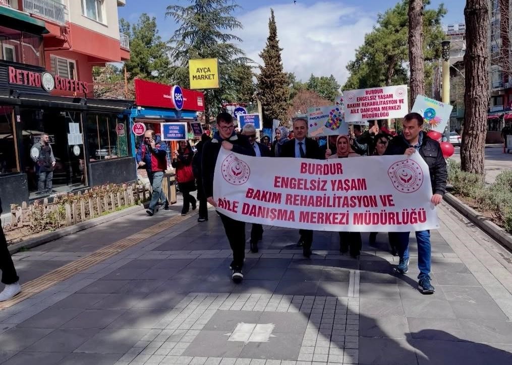 Burdur’da otizm için farkındalık yürüyüşü düzenlendi
