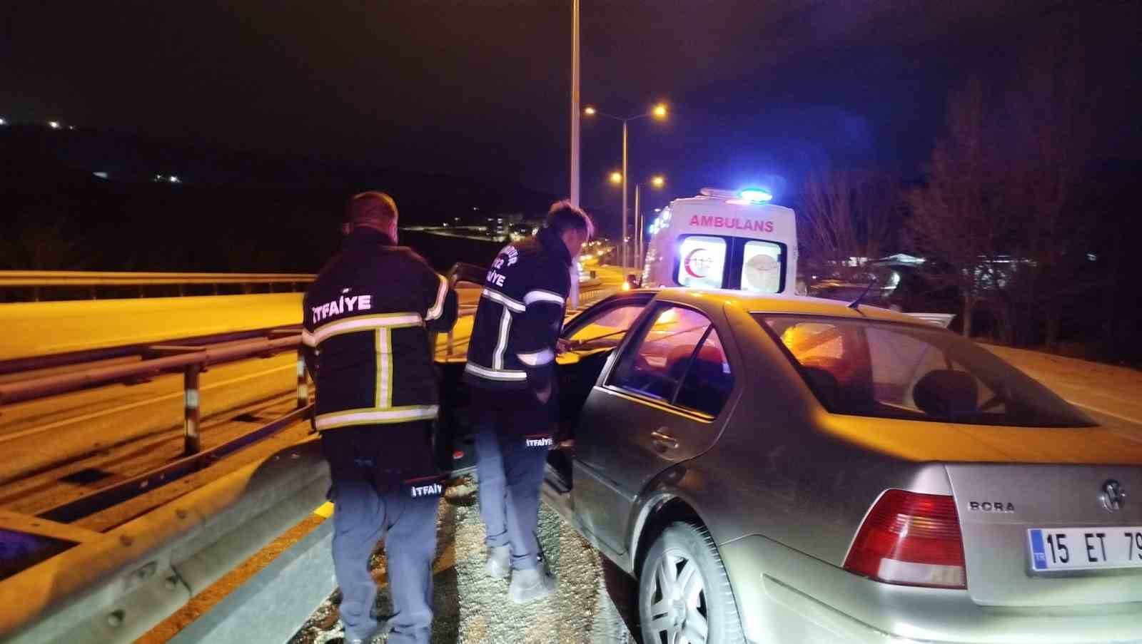 Burdur’da otomobil refüje çarptı: 1 yaralı
