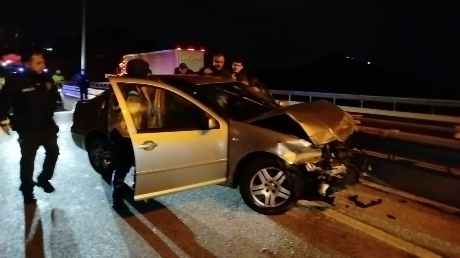 Burdur’da otomobil refüje çarptı: 1 yaralı
