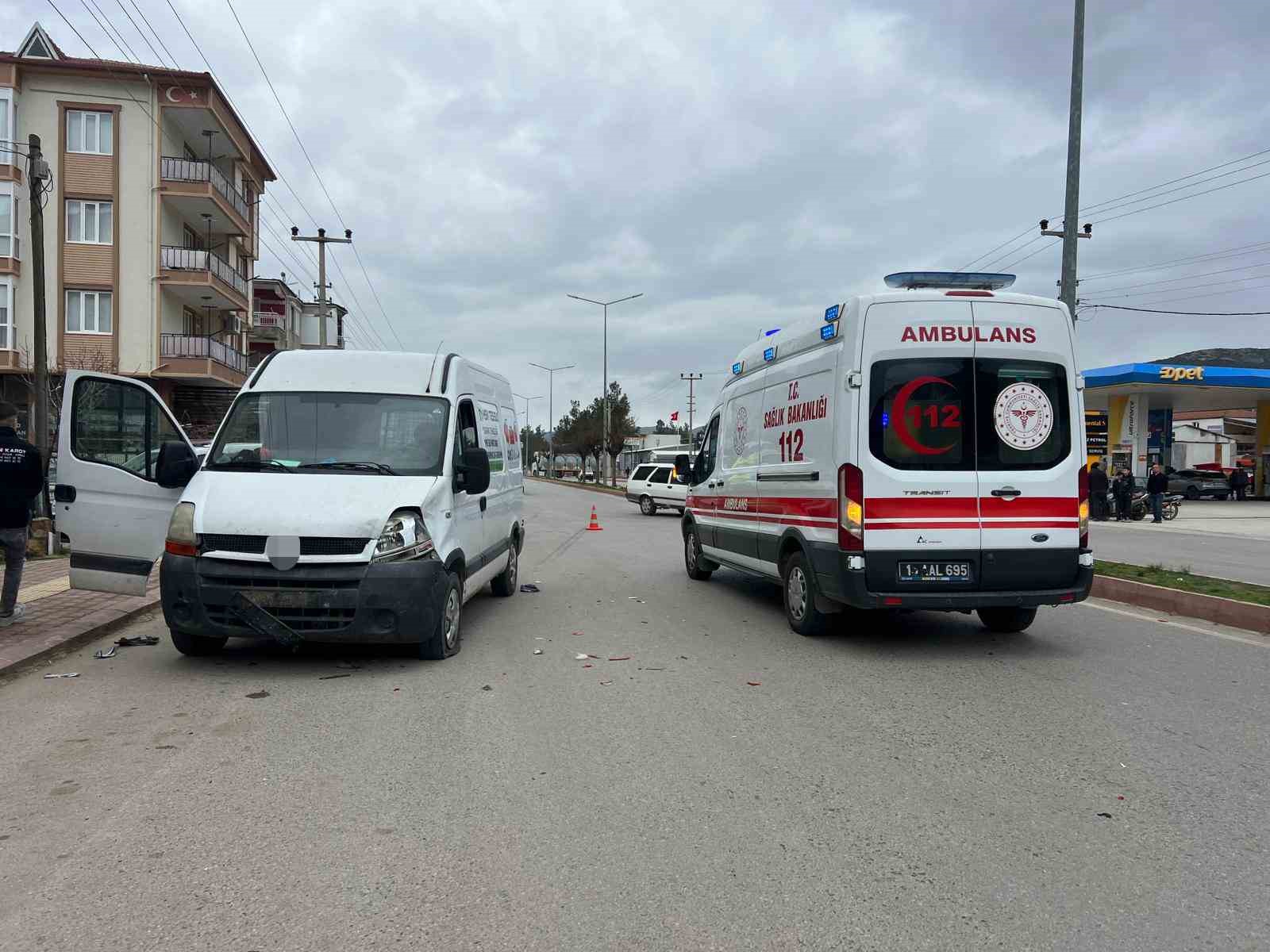 Burdur’da panelvanla çarpışan motosiklet sürücüsü metrelerce savrularak hayatını kaybetti
