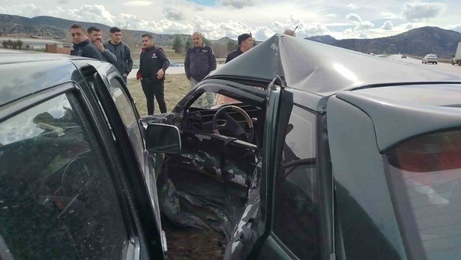 Burdur’da pikap ile otomobil çarpıştı: 3 yaralı
