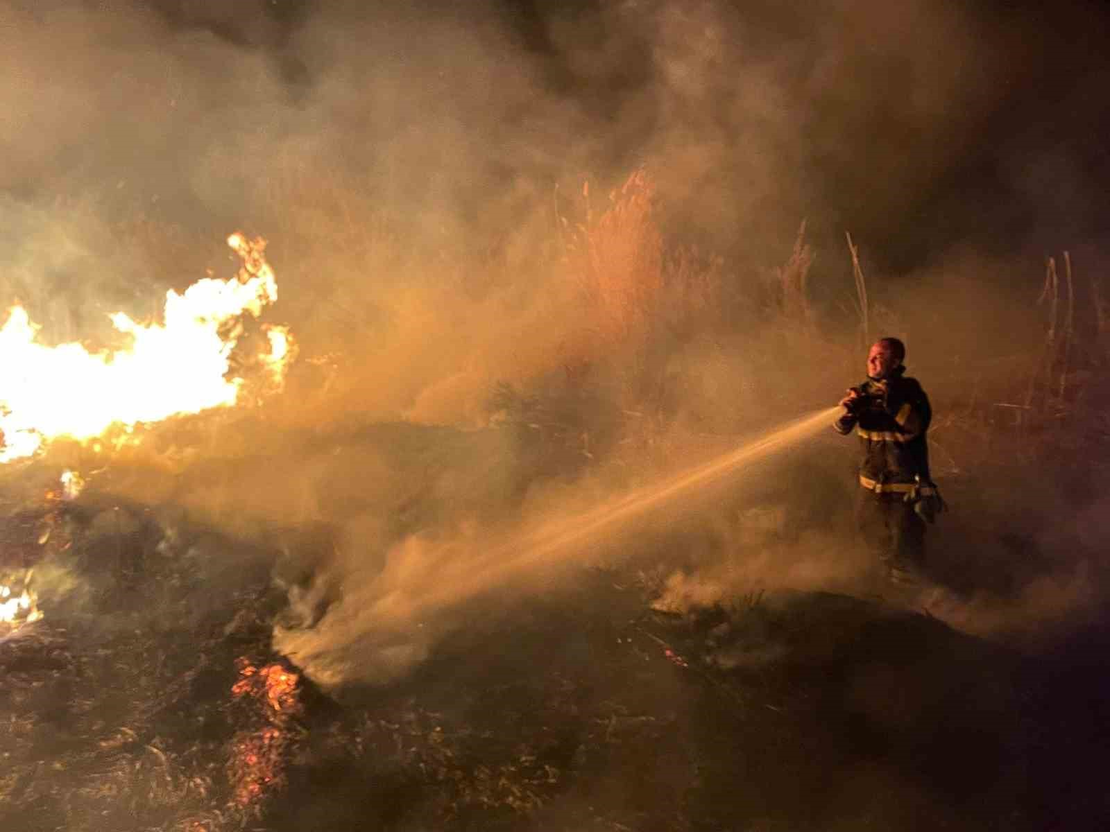 Burdur’da sazlık alanda yangın geceyi aydınlattı
