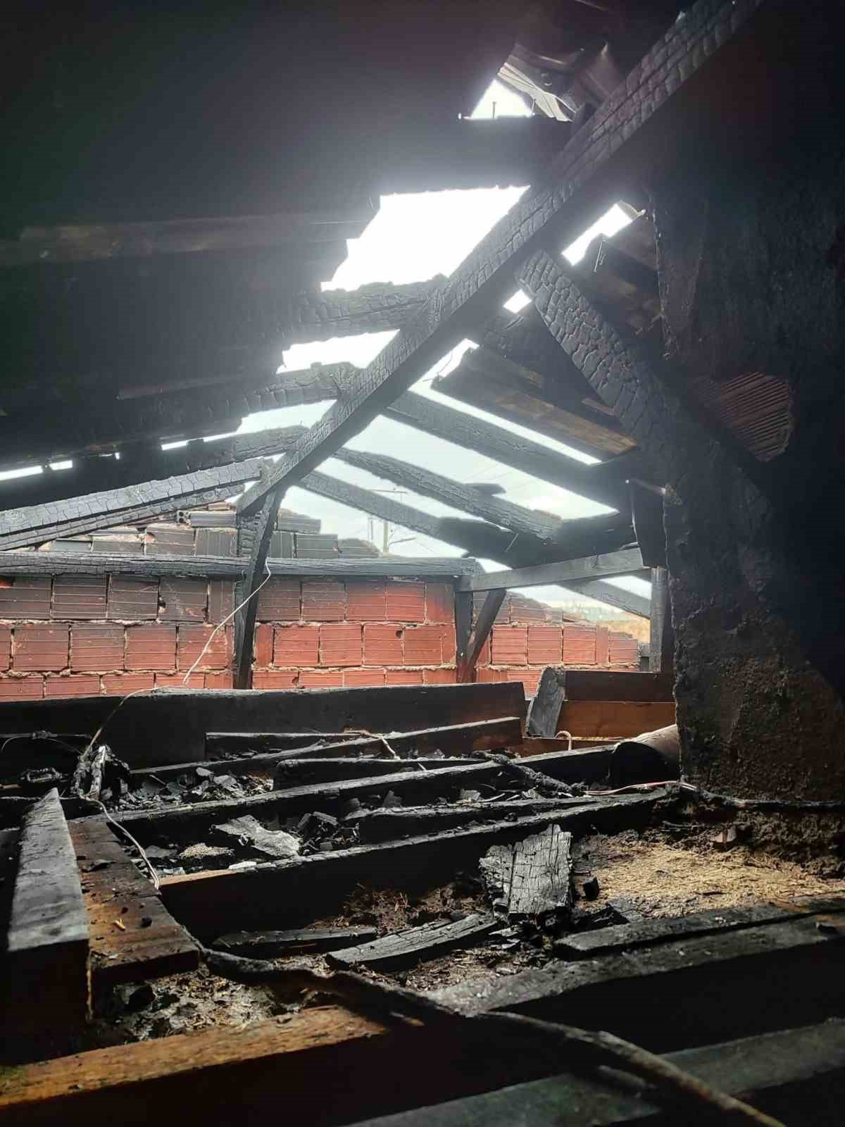 Burdur’da yanan ev kullanılamaz hale geldi
