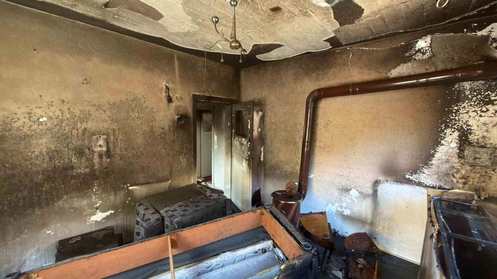 Burdur’da yangında mahsur kalan 2 kadını ekipler kurtardı
