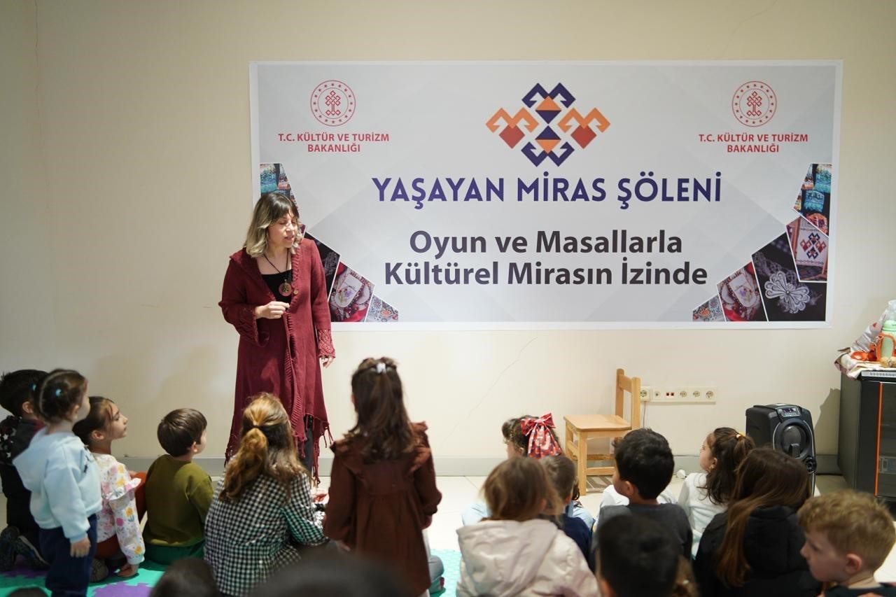 Burdur’da Yaşayan Miras Şöleni devam ediyor
Burdur’da Yaşayan Miras Şöleni devam ediyor