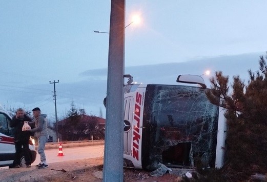 Burdur’da yolcu otobüsü devrildi: 12 yaralı
