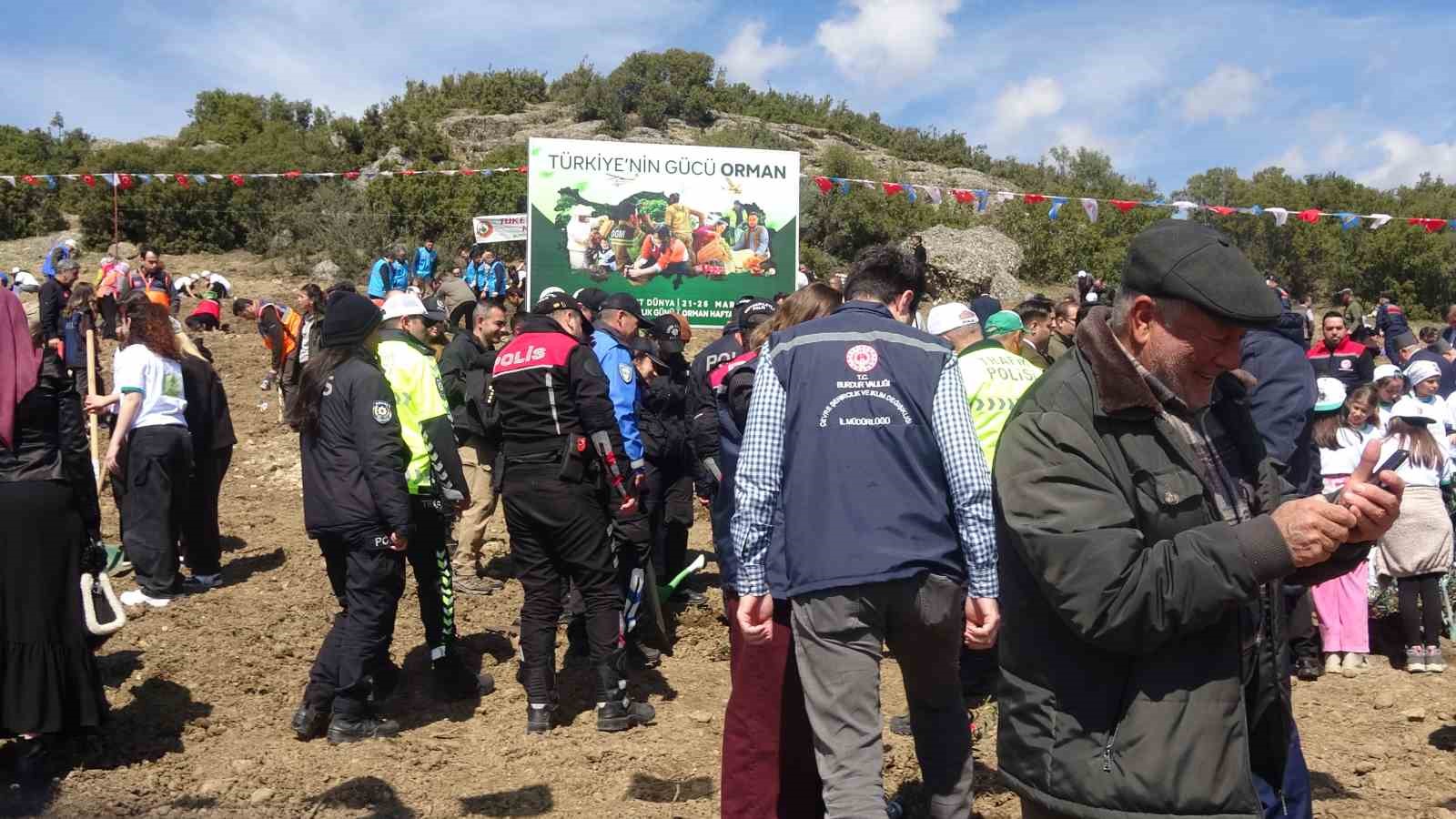 Burdur’da zeytin ve fıstıkçamı fidanları toprakla buluştu
