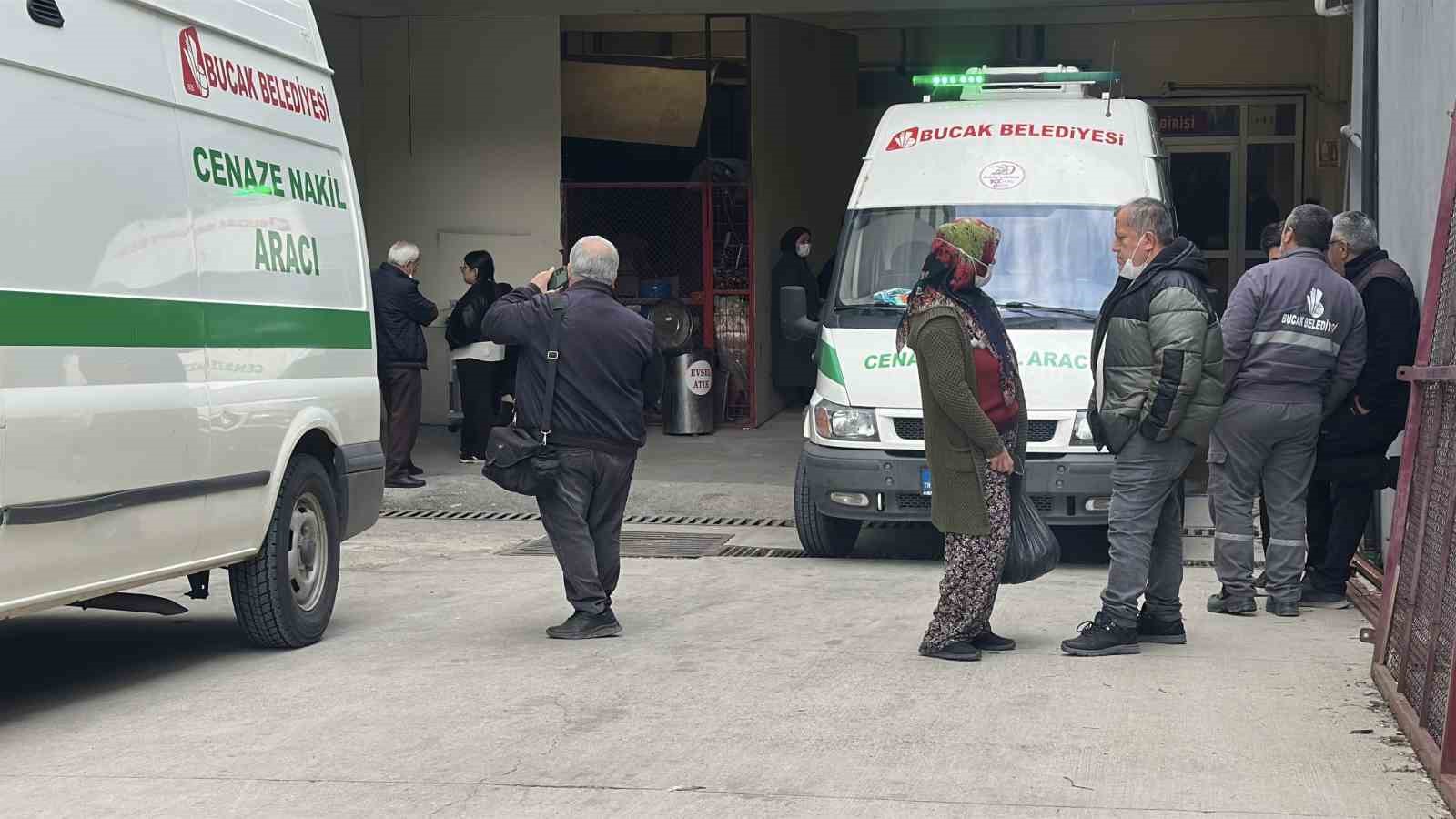Burdur’daki 7 canın yitip gittiği kazada hastane morgu önünde acı bekleyiş
