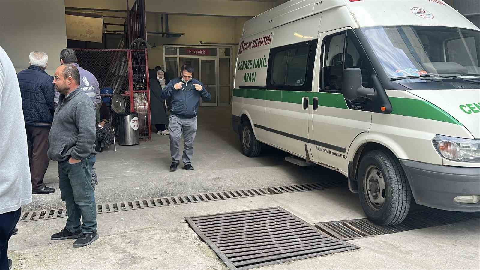 Burdur’daki 7 canın yitip gittiği kazada hastane morgu önünde acı bekleyiş
