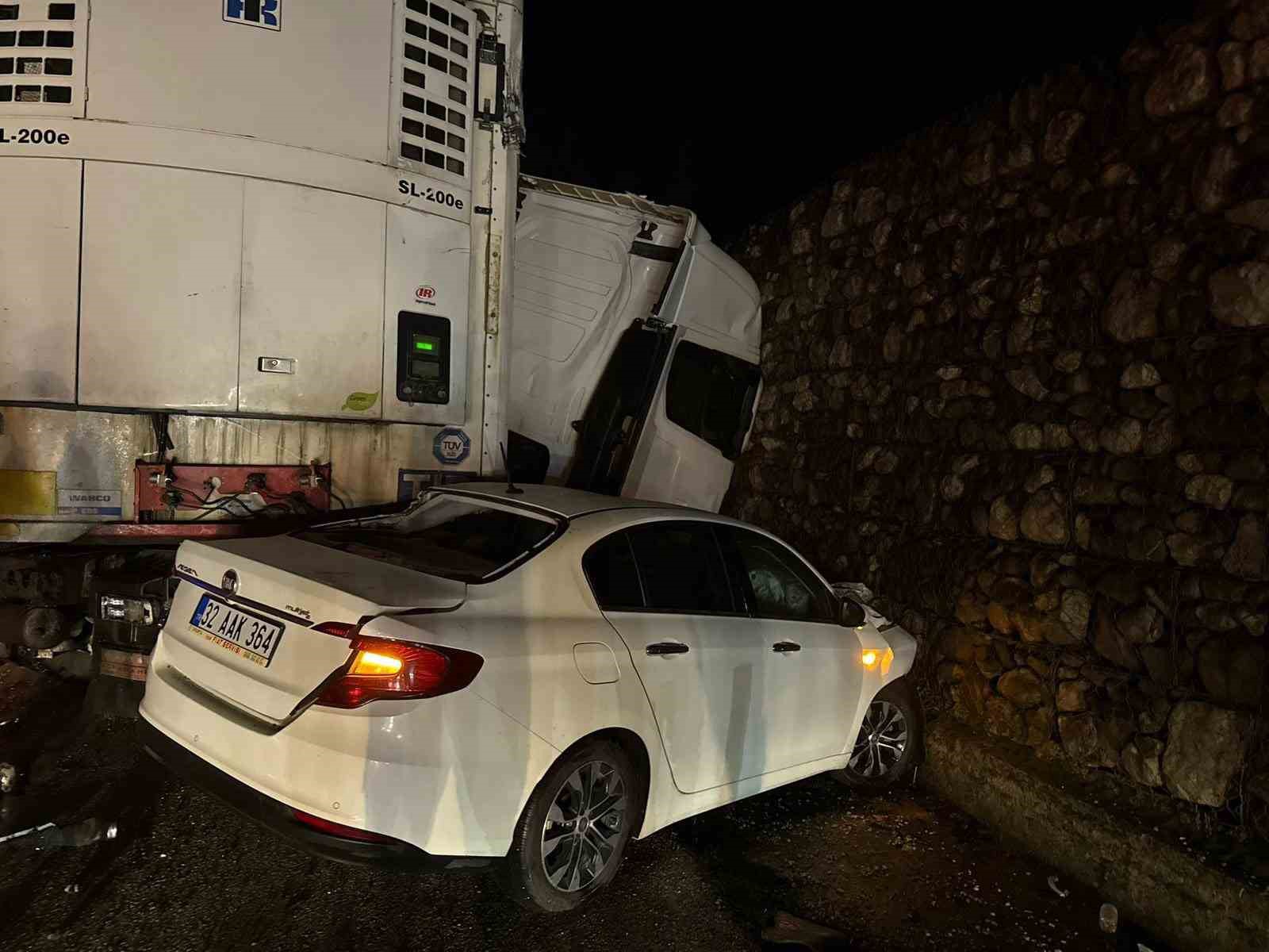 Burdur’daki feci kazada ölü sayısı 2’ye yükseldi
Burdur’daki feci kazada ölü sayısı 2’ye yükseldi