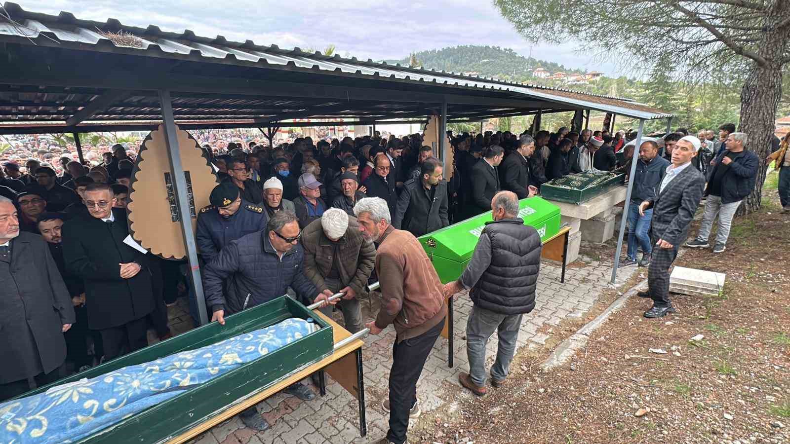 Burdur’daki kazada hayatını kaybeden tarım işçileri toprağa verildi
